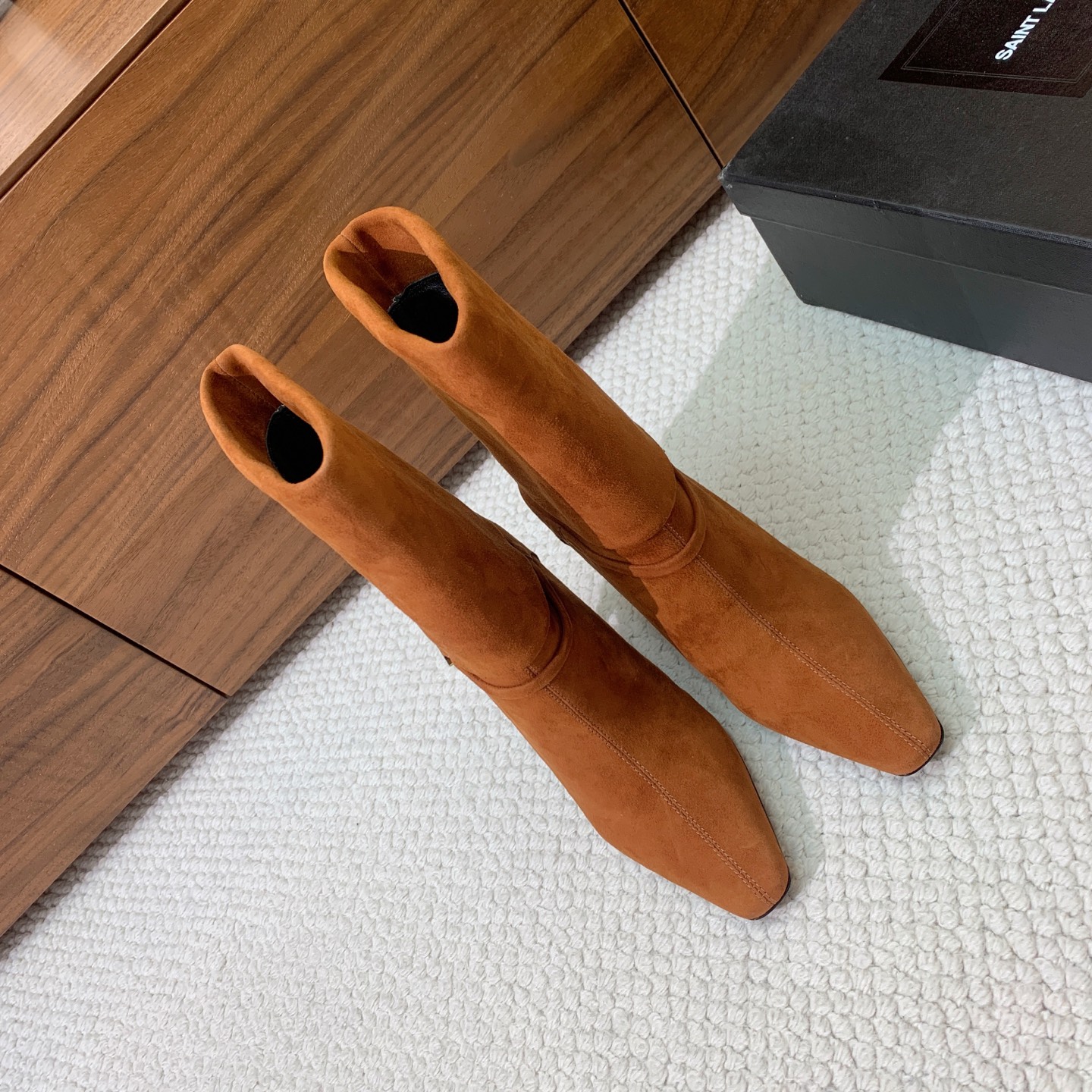 【Sain* Laure*】高跟短靴。上脚舒适，简约百搭，显腿瘦又女神范十足。材质：鞋面牛皮和羊京。羊皮