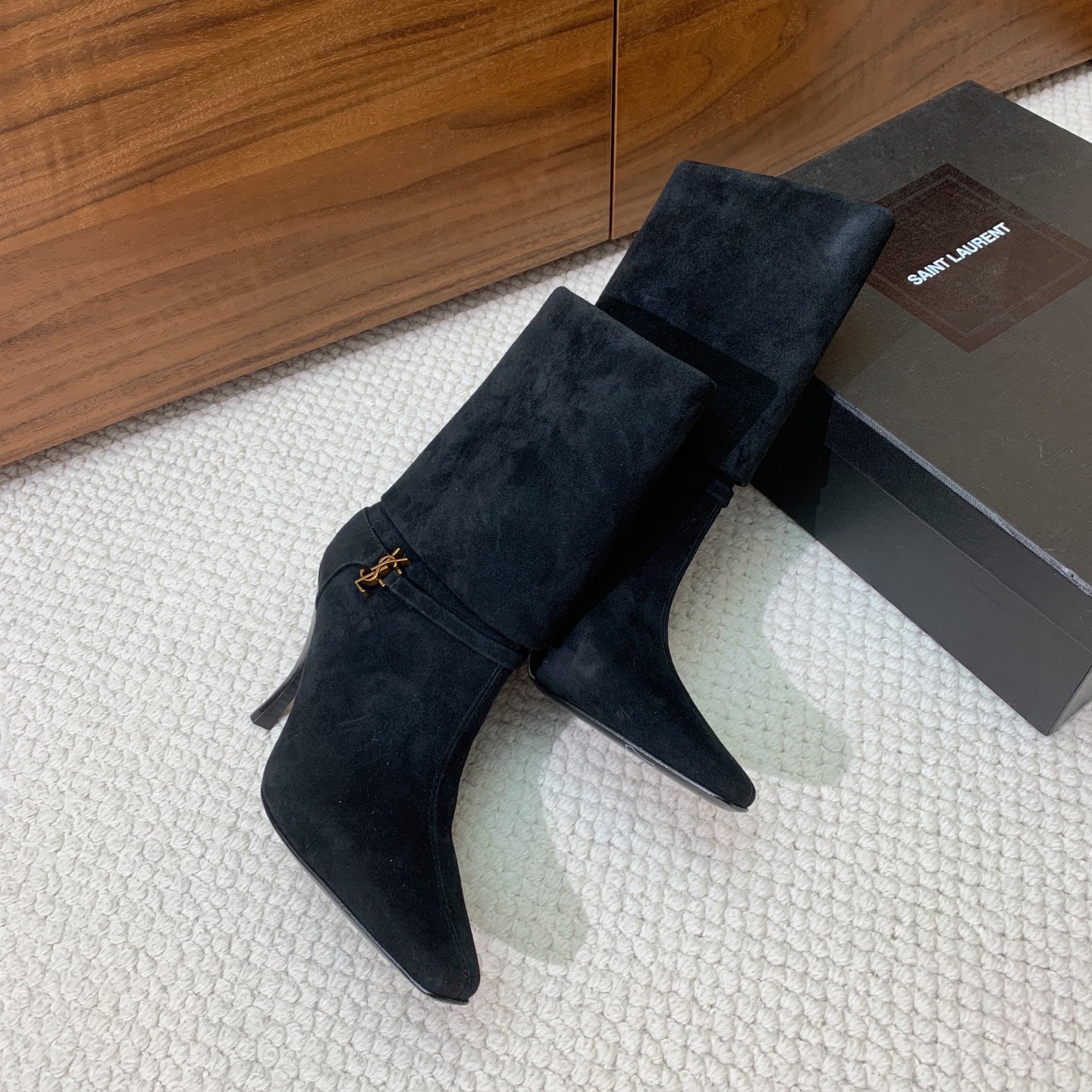 【Sain* Laure*】高跟短靴。上脚舒适，简约百搭，显腿瘦又女神范十足。材质：鞋面牛皮和羊京。羊皮