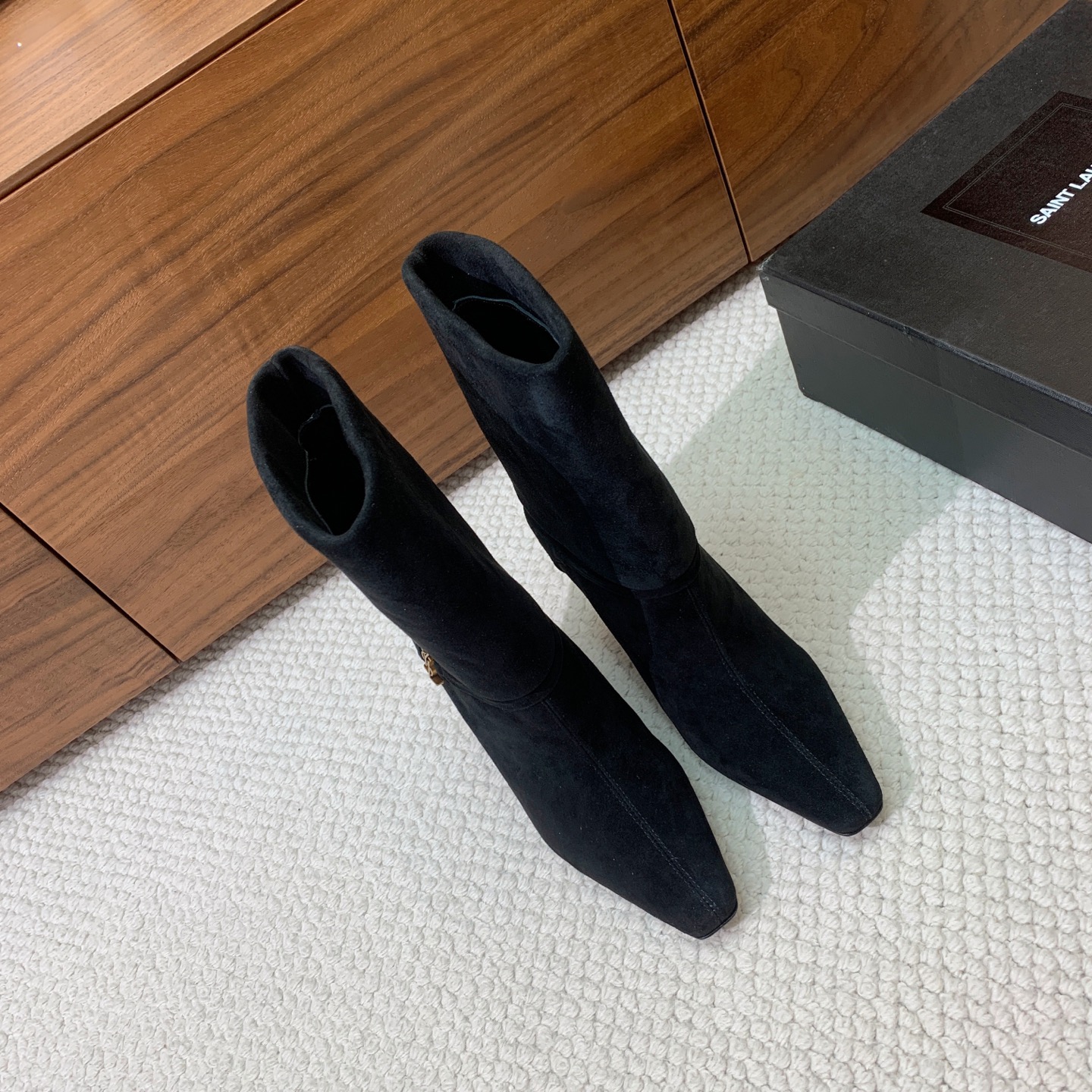 【Sain* Laure*】高跟短靴。上脚舒适，简约百搭，显腿瘦又女神范十足。材质：鞋面牛皮和羊京。羊皮