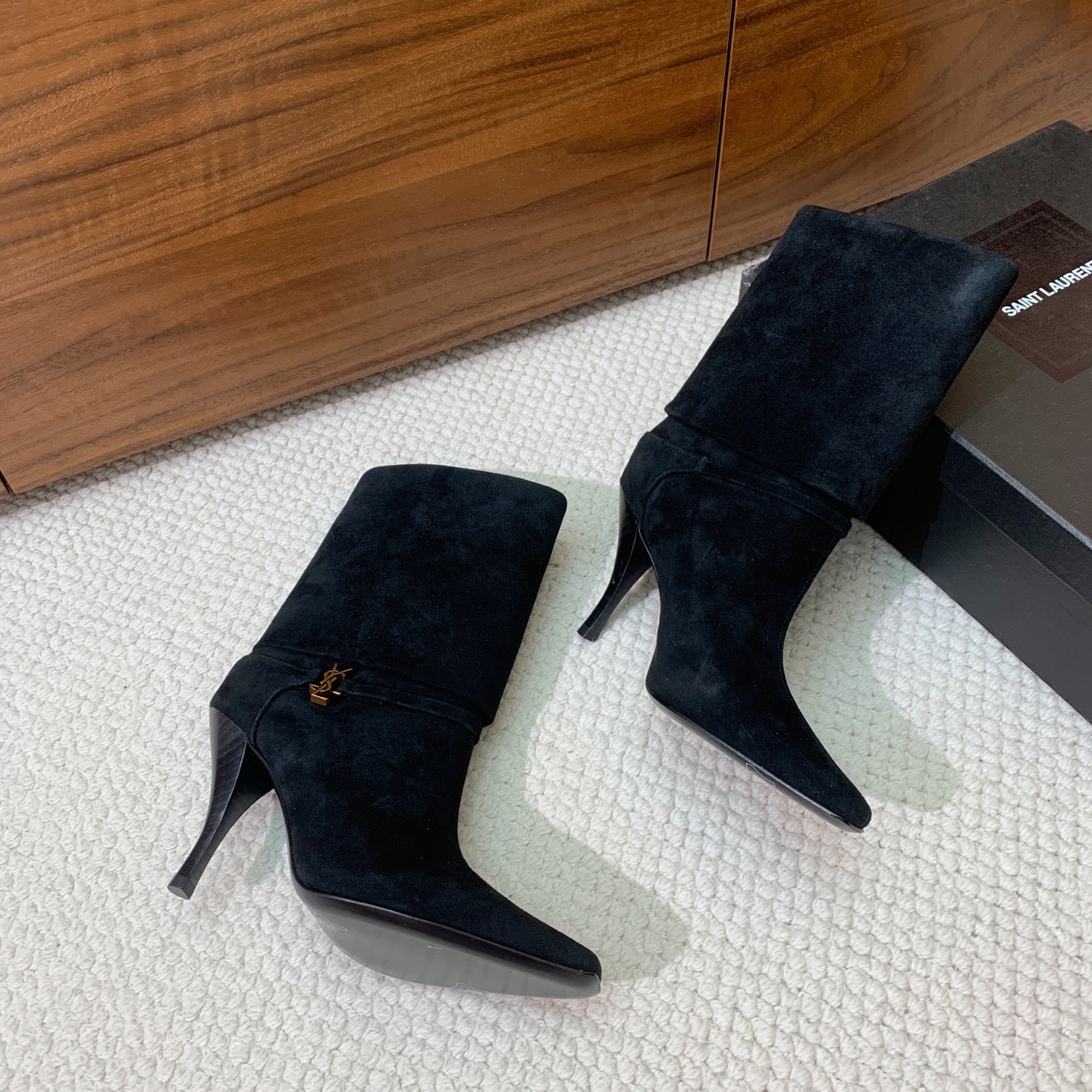 【Sain* Laure*】高跟短靴。上脚舒适，简约百搭，显腿瘦又女神范十足。材质：鞋面牛皮和羊京。羊皮