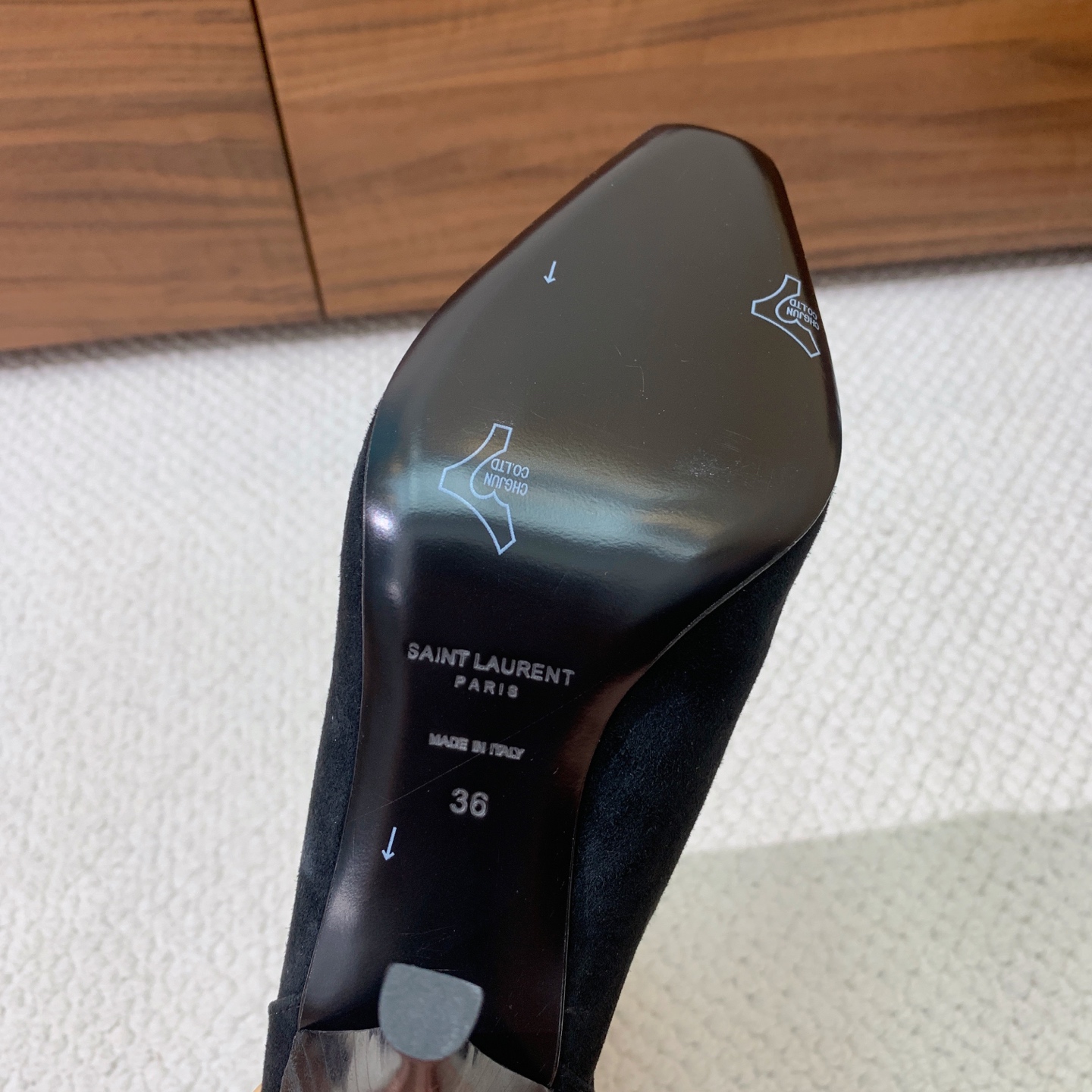 【Sain* Laure*】高跟短靴。上脚舒适，简约百搭，显腿瘦又女神范十足。材质：鞋面牛皮和羊京。羊皮