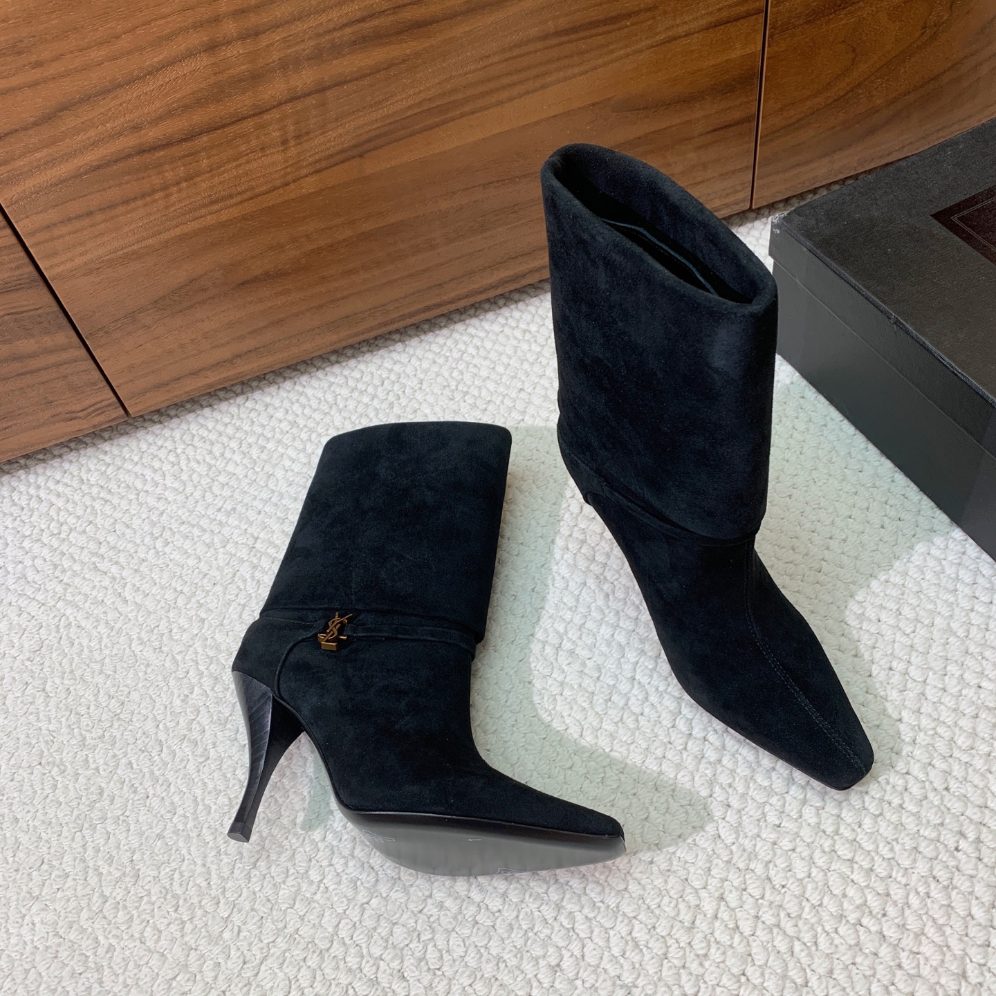 【Sain* Laure*】高跟短靴。上脚舒适，简约百搭，显腿瘦又女神范十足。材质：鞋面牛皮和羊京。羊皮