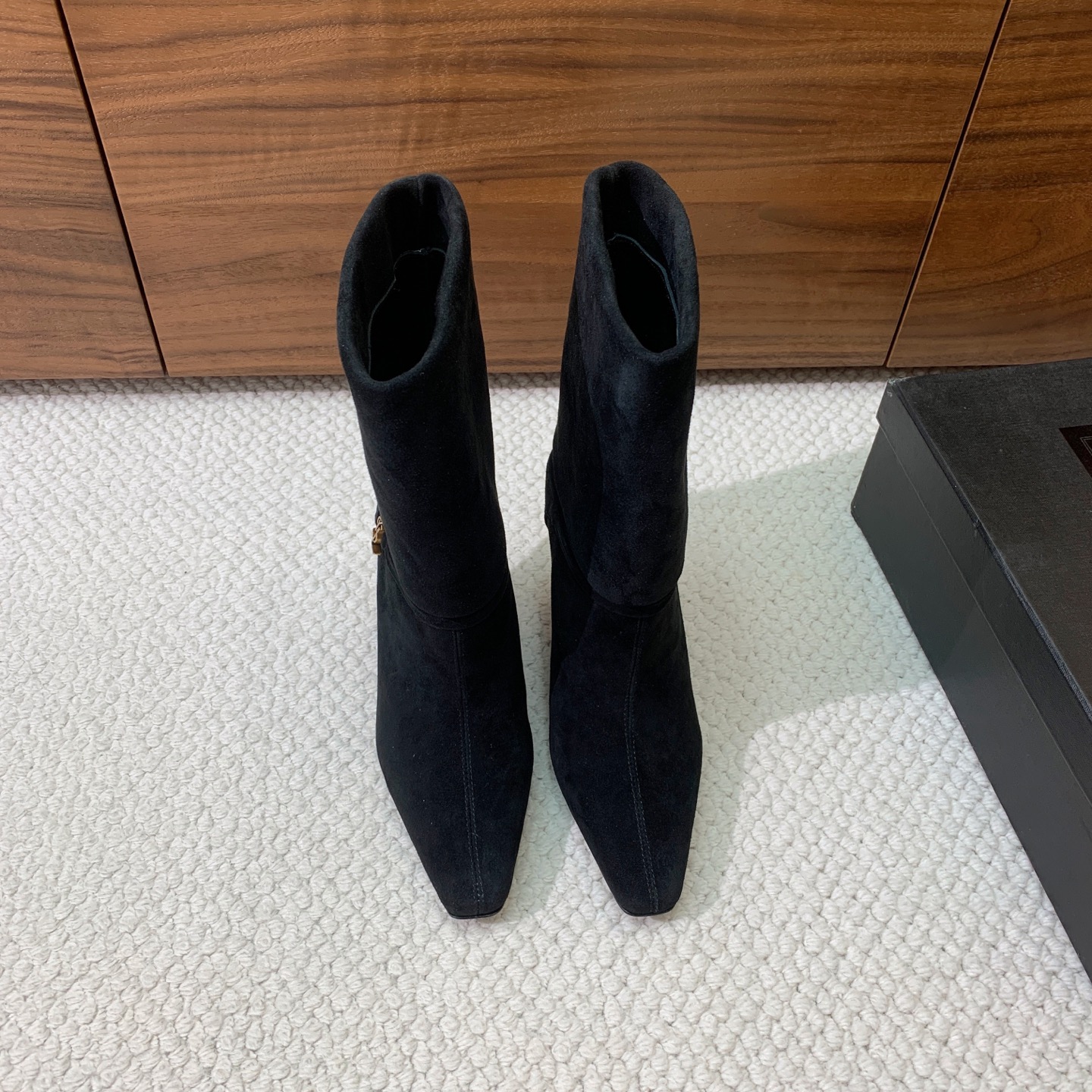 NO:543343,【Sain* Laure*】High-heeled short boots. Comfortable on the feet, simple and versatile, making your legs look thin and goddess-like. Material upper cowhide and sheepskin inner lining and footrest, genuine leather sole. Heel height 9.5cm. Size 35-41 (40 and 41 custom made without return) Boxes, boots, saint laurent, boots, cowhide, sheepskin, sheep, Leather soles19860909【Sain* Laure*】高跟短靴.上脚舒适,简约百搭,显腿瘦又女神范十足. 材质鞋面牛皮和羊京.羊皮内里及垫脚,真皮大底 .跟高9.5cm. 码数35-41（40、41订做不退换） 批,靴子,saint laurent,boots,cowhide,sheepskin,sheep,Leather soles,Women's Shoes