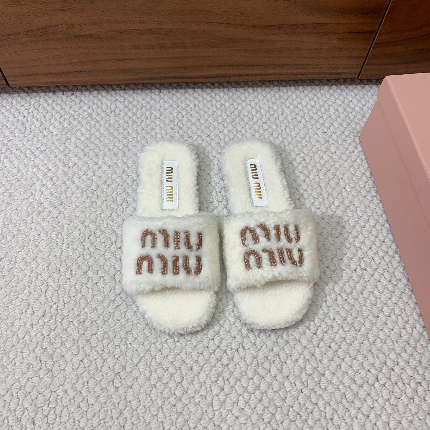 🔸MiuM*u🔸明星同款平底居家毛毛拖鞋。出现在各大时装杂志封面，闭眼入都是不会后悔·上脚非常舒服超舒适