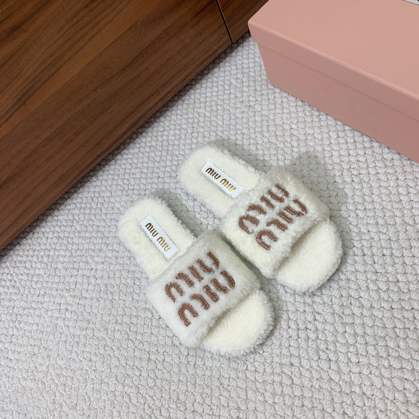 🔸MiuM*u🔸明星同款平底居家毛毛拖鞋。出现在各大时装杂志封面，闭眼入都是不会后悔·上脚非常舒服超舒适