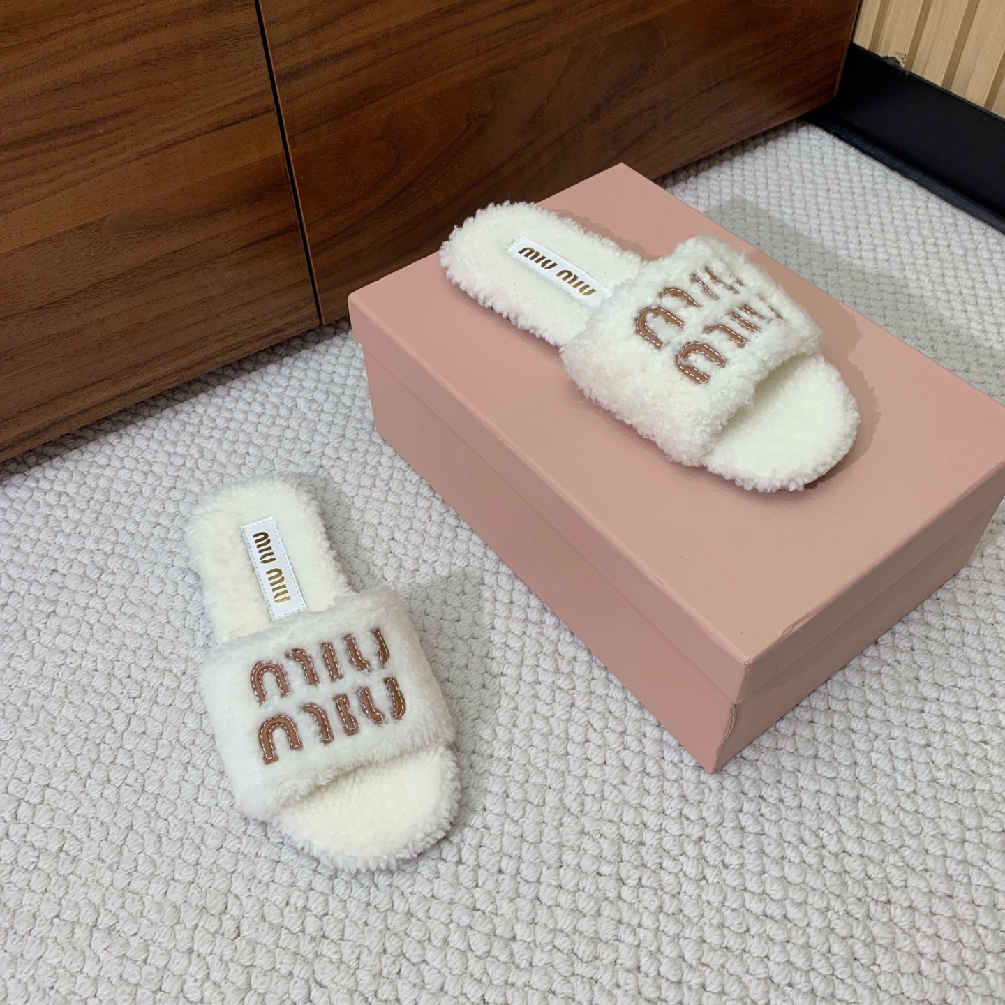 🔸MiuM*u🔸明星同款平底居家毛毛拖鞋。出现在各大时装杂志封面，闭眼入都是不会后悔·上脚非常舒服超舒适