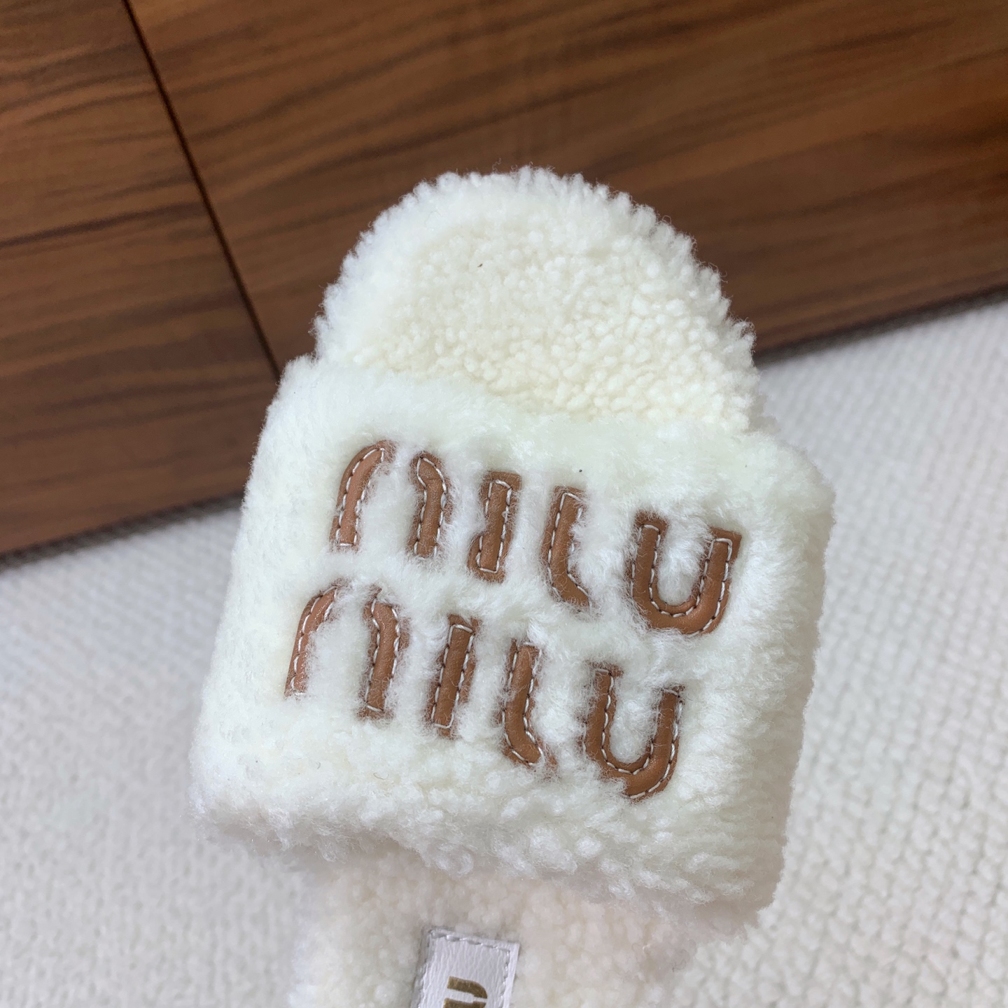 🔸MiuM*u🔸明星同款平底居家毛毛拖鞋。出现在各大时装杂志封面，闭眼入都是不会后悔·上脚非常舒服超舒适