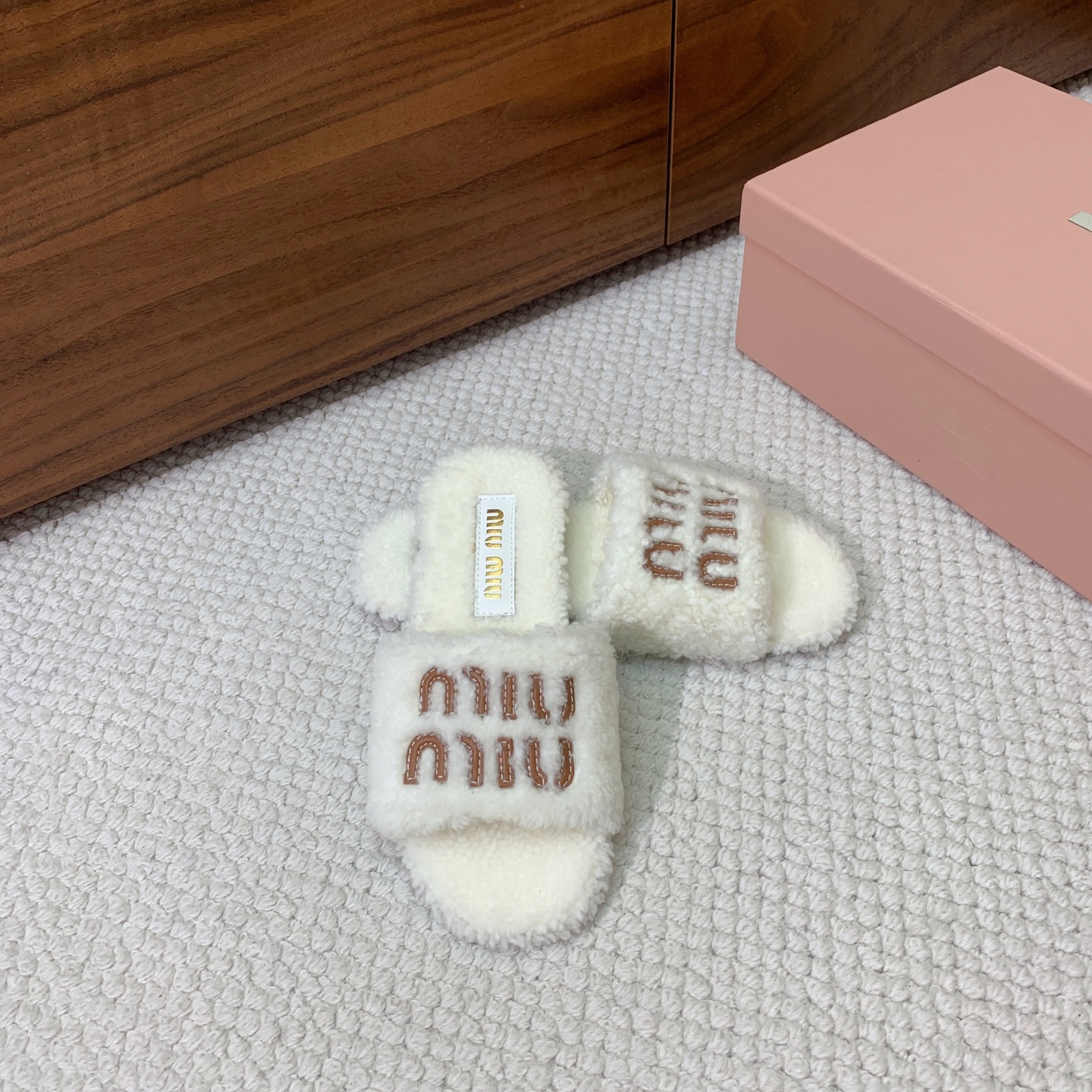 🔸MiuM*u🔸明星同款平底居家毛毛拖鞋。出现在各大时装杂志封面，闭眼入都是不会后悔·上脚非常舒服超舒适
