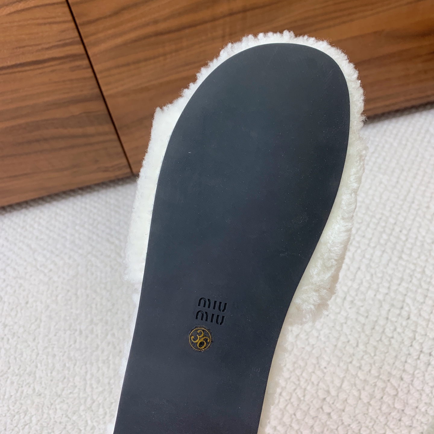 🔸MiuM*u🔸明星同款平底居家毛毛拖鞋。出现在各大时装杂志封面，闭眼入都是不会后悔·上脚非常舒服超舒适