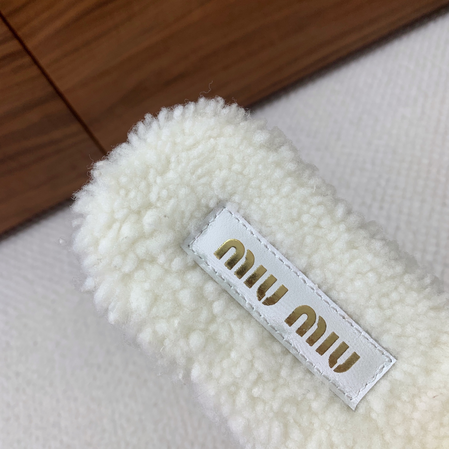 🔸MiuM*u🔸明星同款平底居家毛毛拖鞋。出现在各大时装杂志封面，闭眼入都是不会后悔·上脚非常舒服超舒适