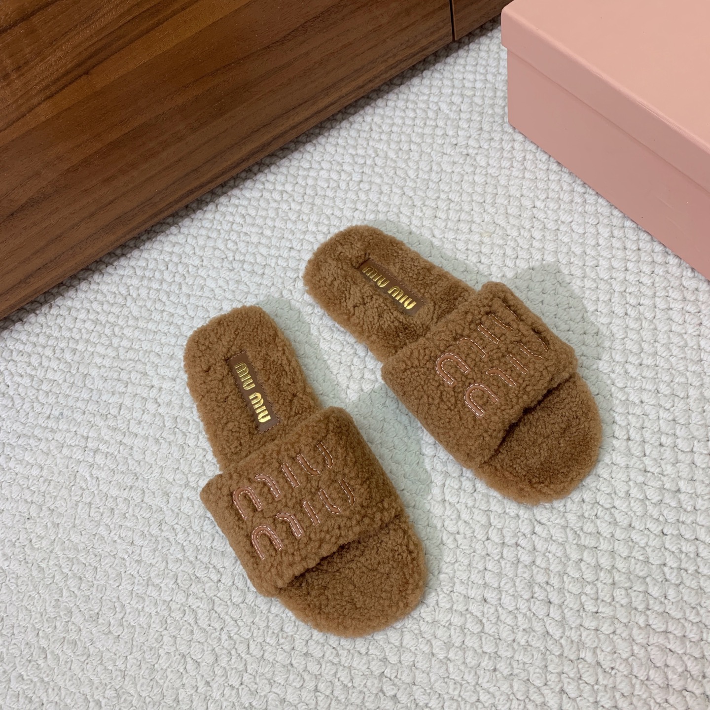 🔸MiuM*u🔸明星同款平底居家毛毛拖鞋。出现在各大时装杂志封面，闭眼入都是不会后悔·上脚非常舒服超舒适