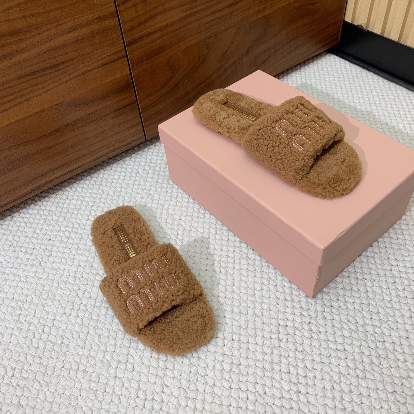 🔸MiuM*u🔸明星同款平底居家毛毛拖鞋。出现在各大时装杂志封面，闭眼入都是不会后悔·上脚非常舒服超舒适