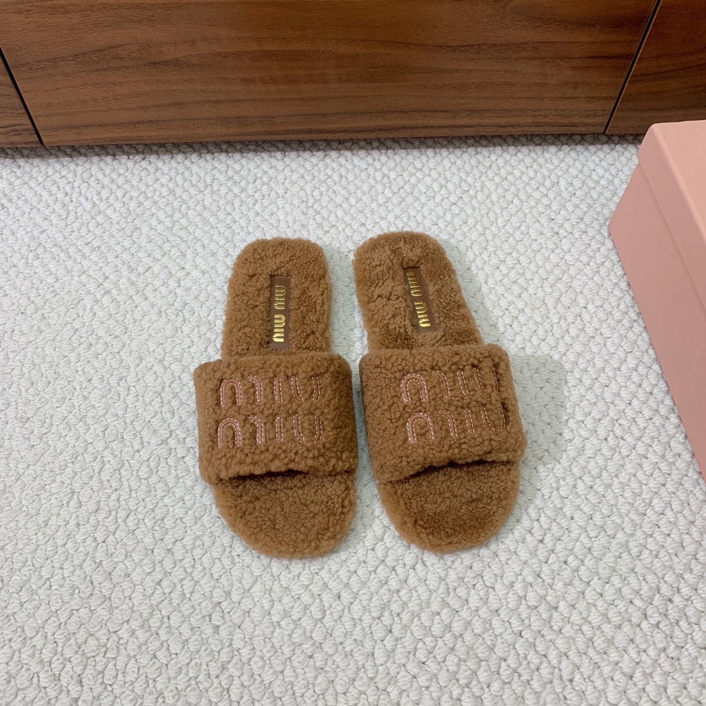 🔸MiuM*u🔸明星同款平底居家毛毛拖鞋。出现在各大时装杂志封面，闭眼入都是不会后悔·上脚非常舒服超舒适