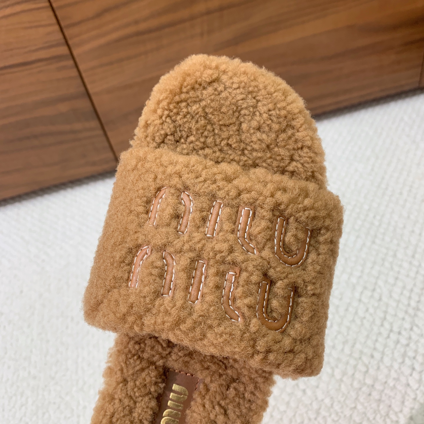 🔸MiuM*u🔸明星同款平底居家毛毛拖鞋。出现在各大时装杂志封面，闭眼入都是不会后悔·上脚非常舒服超舒适