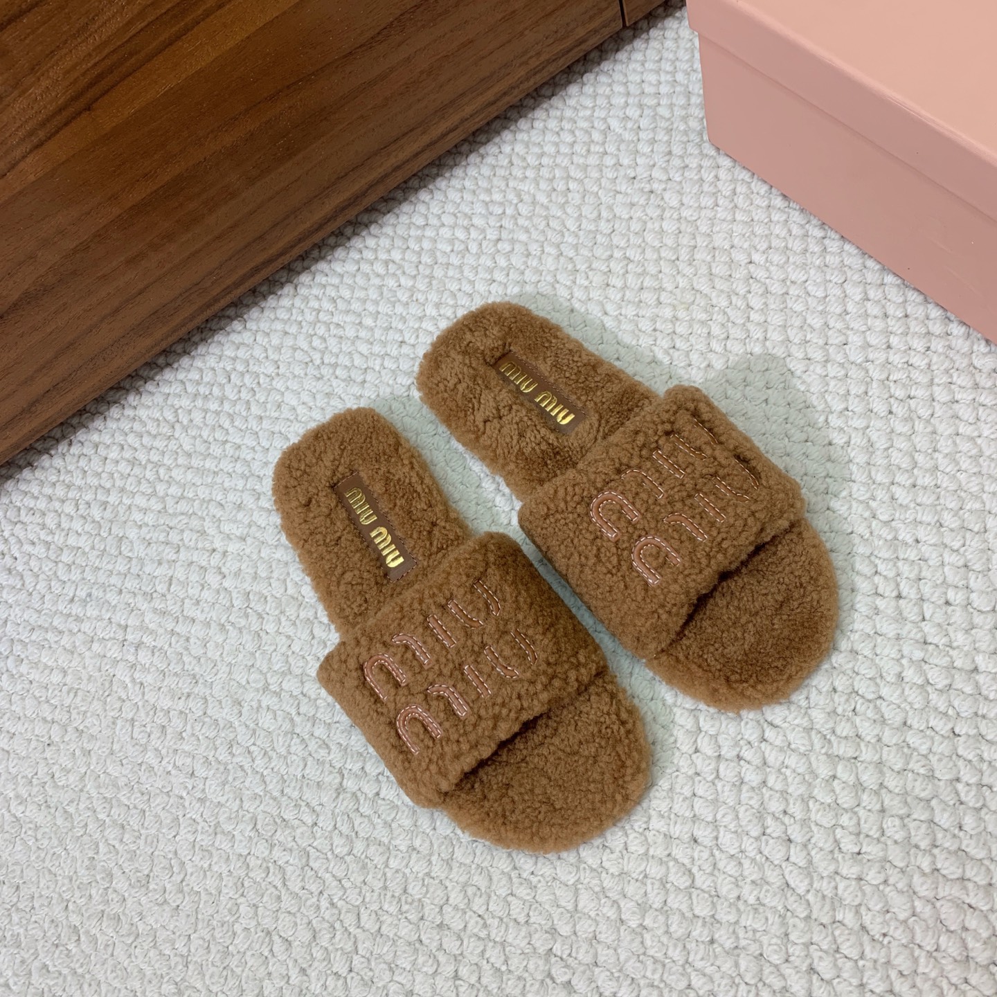 🔸MiuM*u🔸明星同款平底居家毛毛拖鞋。出现在各大时装杂志封面，闭眼入都是不会后悔·上脚非常舒服超舒适