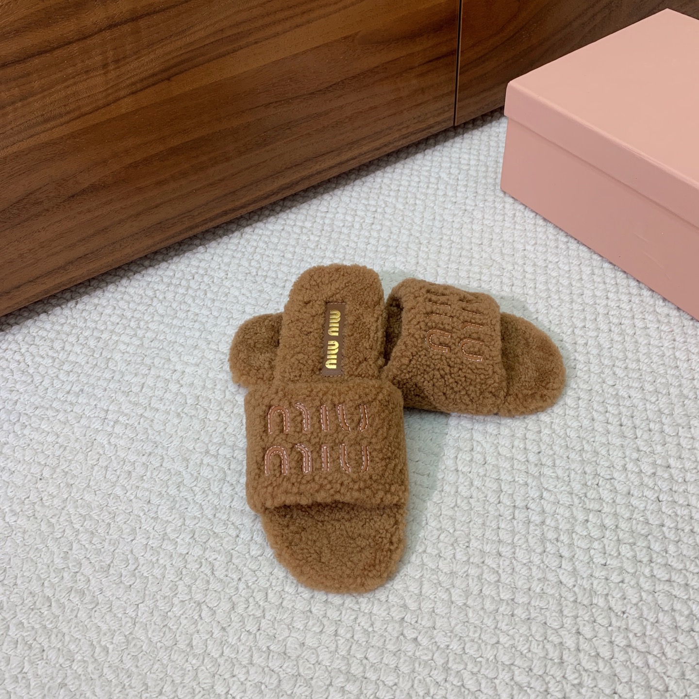 🔸MiuM*u🔸明星同款平底居家毛毛拖鞋。出现在各大时装杂志封面，闭眼入都是不会后悔·上脚非常舒服超舒适