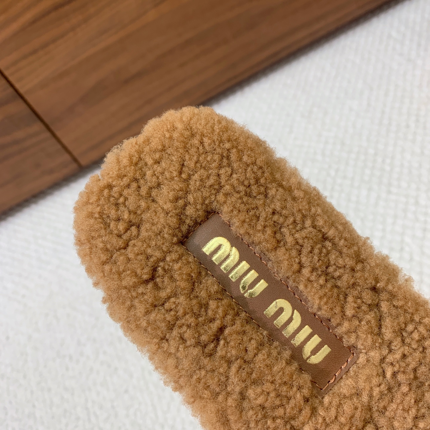 🔸MiuM*u🔸明星同款平底居家毛毛拖鞋。出现在各大时装杂志封面，闭眼入都是不会后悔·上脚非常舒服超舒适