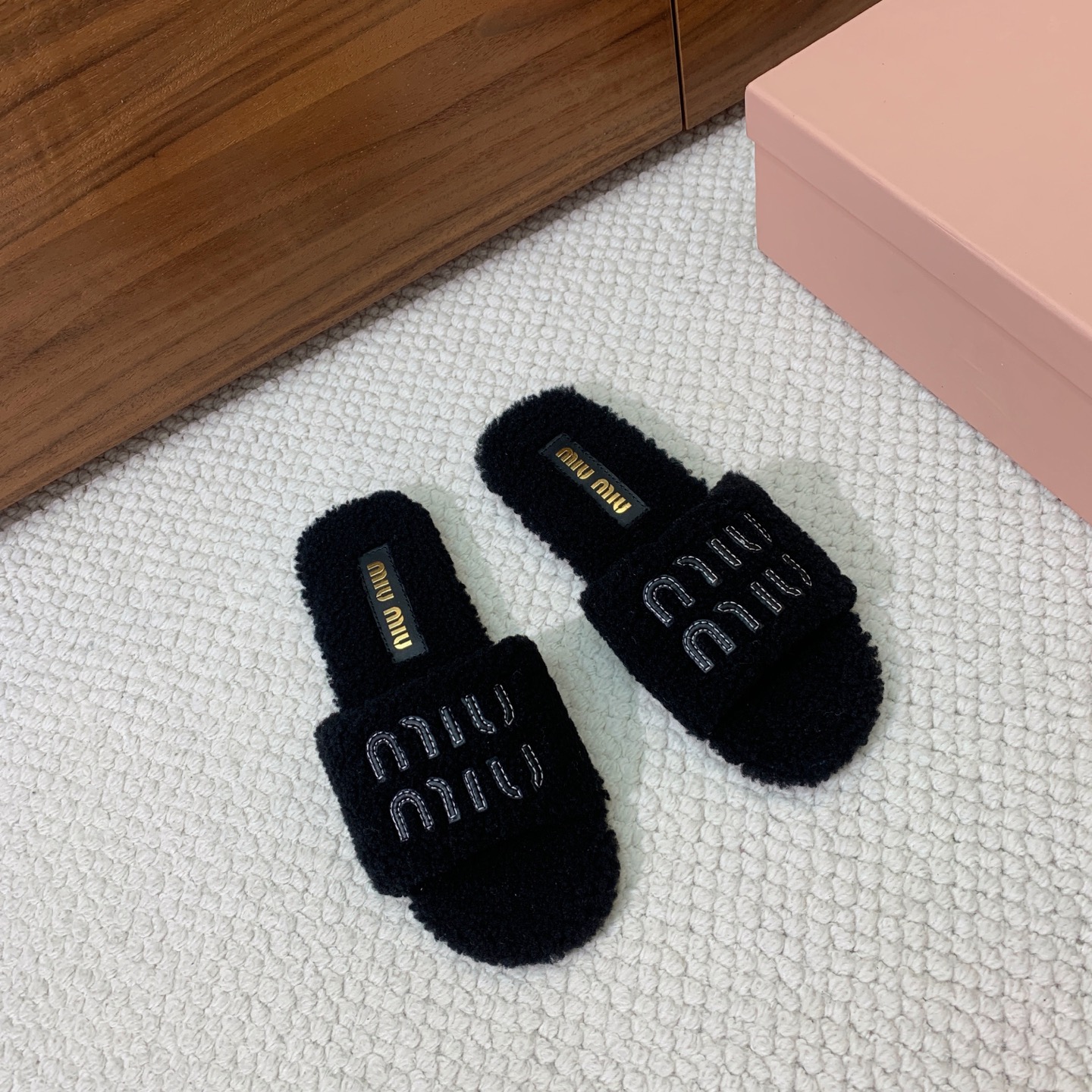 🔸MiuM*u🔸明星同款平底居家毛毛拖鞋。出现在各大时装杂志封面，闭眼入都是不会后悔·上脚非常舒服超舒适