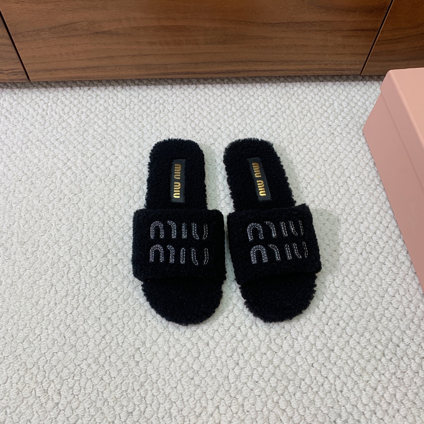 🔸MiuM*u🔸明星同款平底居家毛毛拖鞋。出现在各大时装杂志封面，闭眼入都是不会后悔·上脚非常舒服超舒适