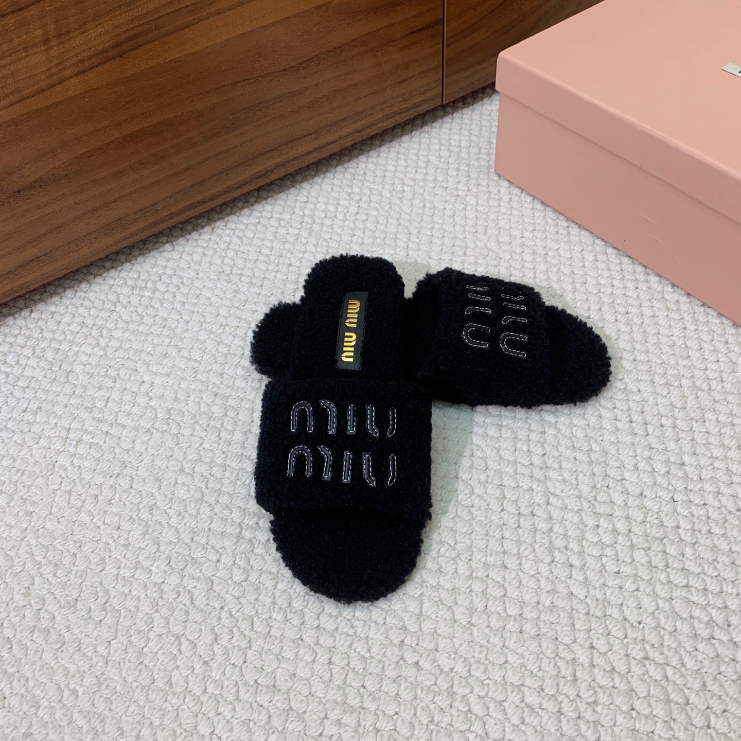 🔸MiuM*u🔸明星同款平底居家毛毛拖鞋。出现在各大时装杂志封面，闭眼入都是不会后悔·上脚非常舒服超舒适