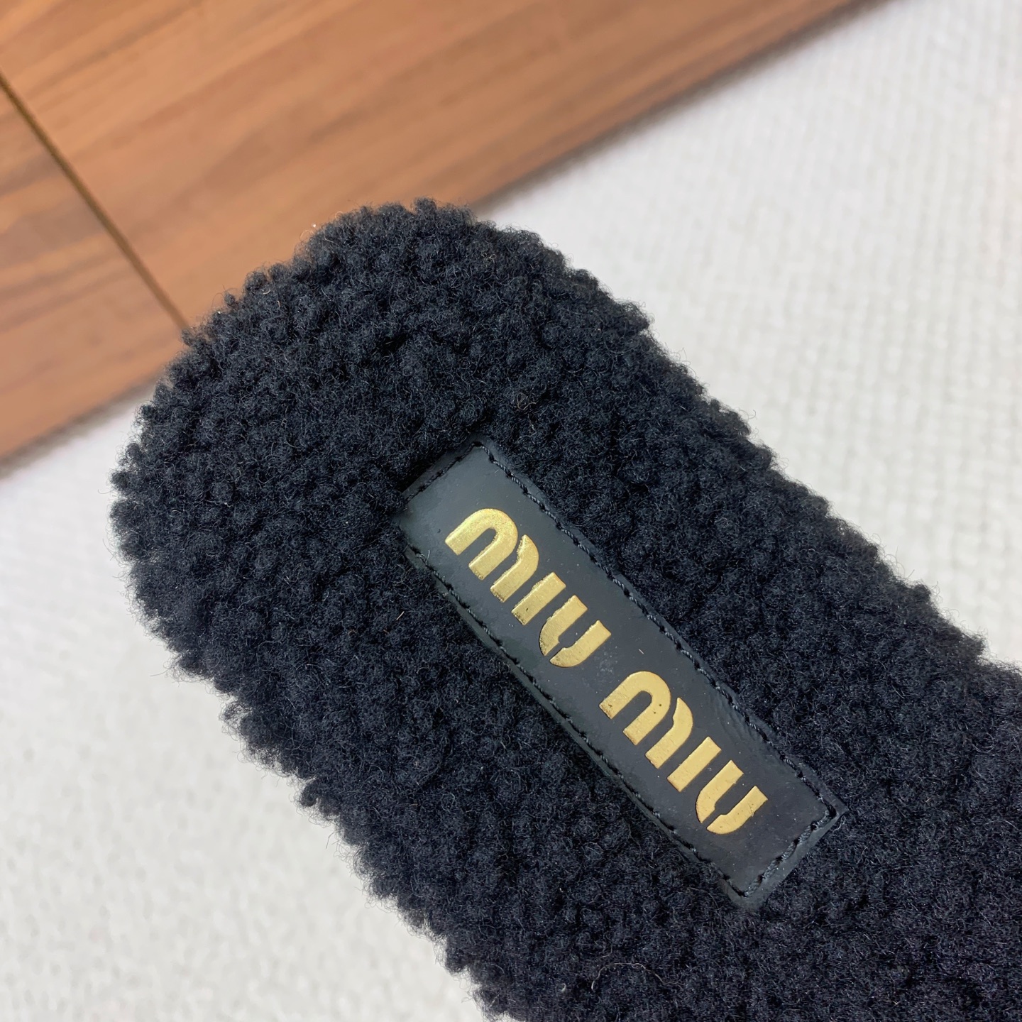 🔸MiuM*u🔸明星同款平底居家毛毛拖鞋。出现在各大时装杂志封面，闭眼入都是不会后悔·上脚非常舒服超舒适