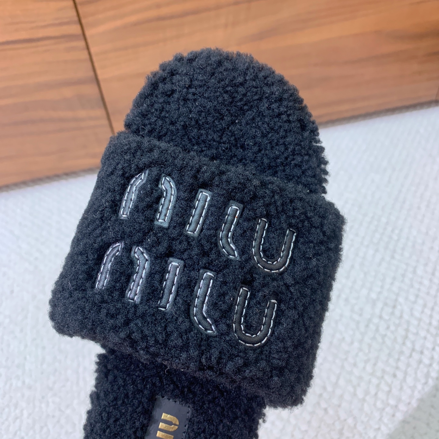 🔸MiuM*u🔸明星同款平底居家毛毛拖鞋。出现在各大时装杂志封面，闭眼入都是不会后悔·上脚非常舒服超舒适