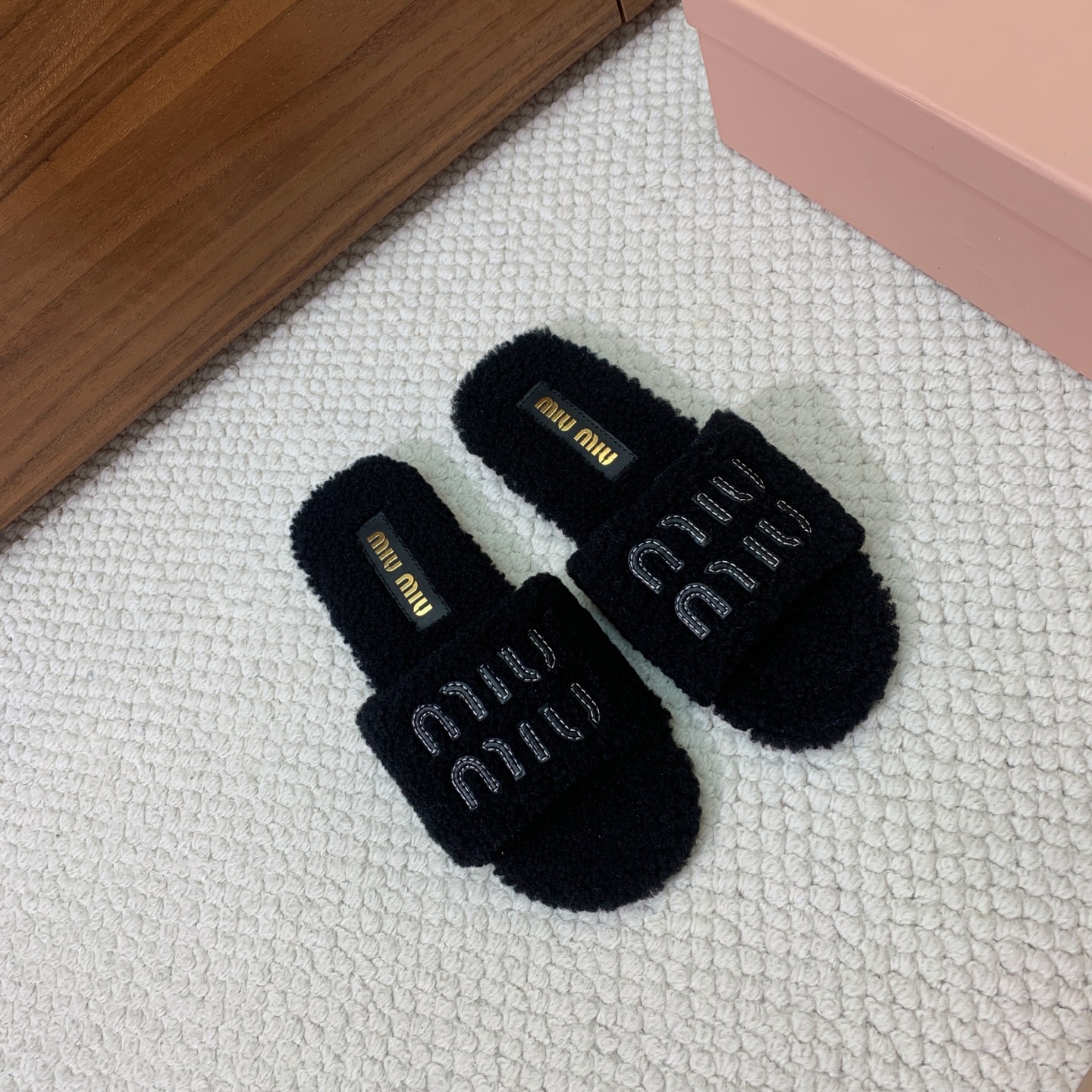 🔸MiuM*u🔸明星同款平底居家毛毛拖鞋。出现在各大时装杂志封面，闭眼入都是不会后悔·上脚非常舒服超舒适