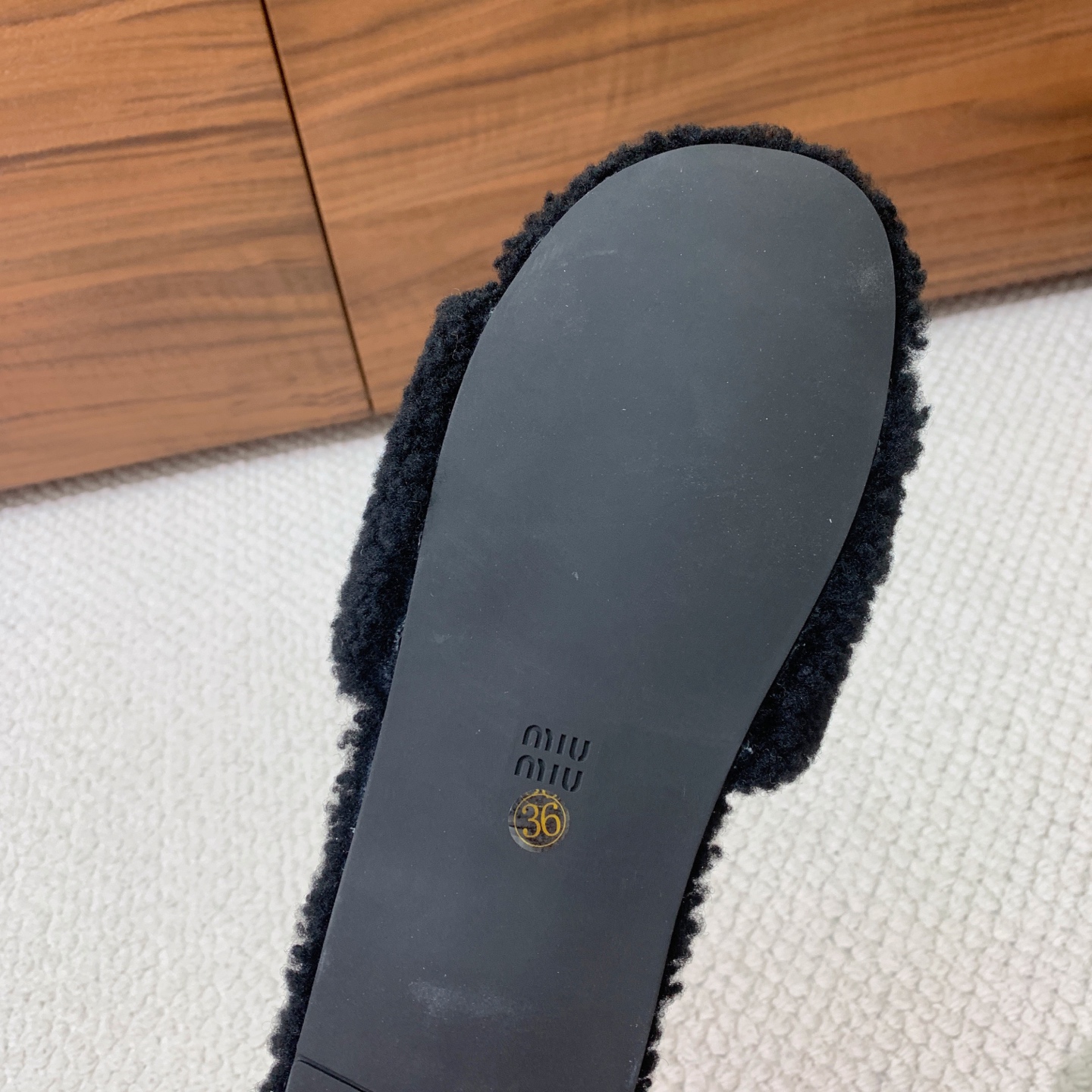 🔸MiuM*u🔸明星同款平底居家毛毛拖鞋。出现在各大时装杂志封面，闭眼入都是不会后悔·上脚非常舒服超舒适