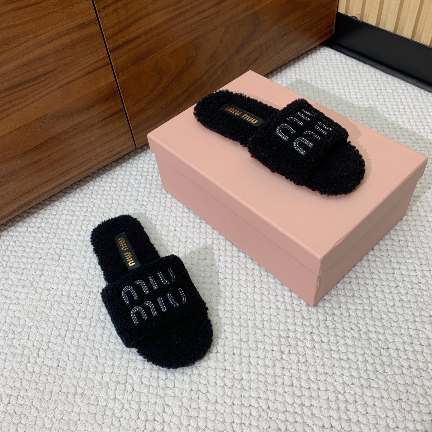 🔸MiuM*u🔸明星同款平底居家毛毛拖鞋。出现在各大时装杂志封面，闭眼入都是不会后悔·上脚非常舒服超舒适