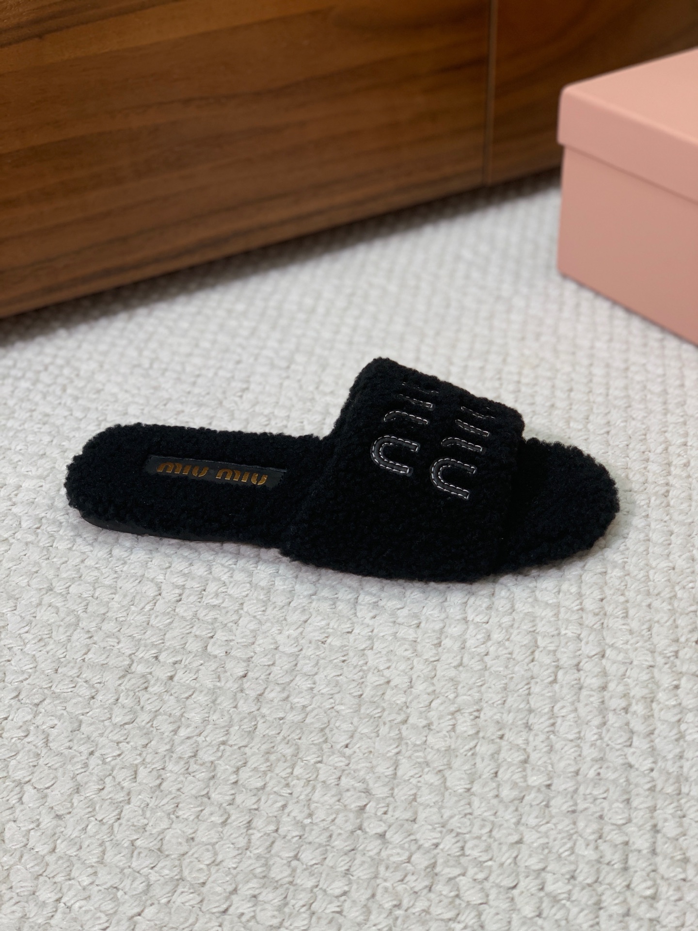 🔸MiuM*u🔸明星同款平底居家毛毛拖鞋。出现在各大时装杂志封面，闭眼入都是不会后悔·上脚非常舒服超舒适