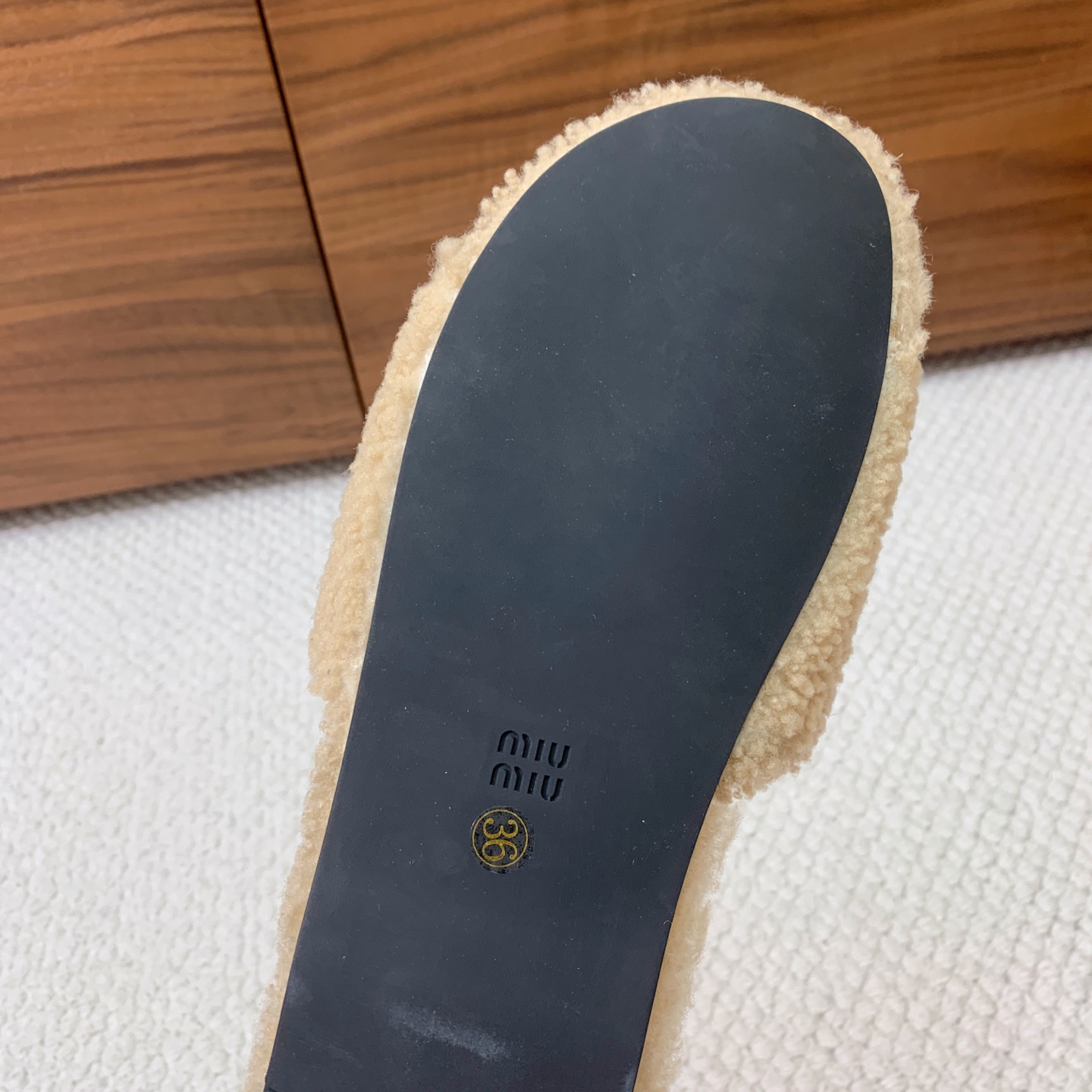 🔸MiuM*u🔸明星同款平底居家毛毛拖鞋。出现在各大时装杂志封面，闭眼入都是不会后悔·上脚非常舒服超舒适