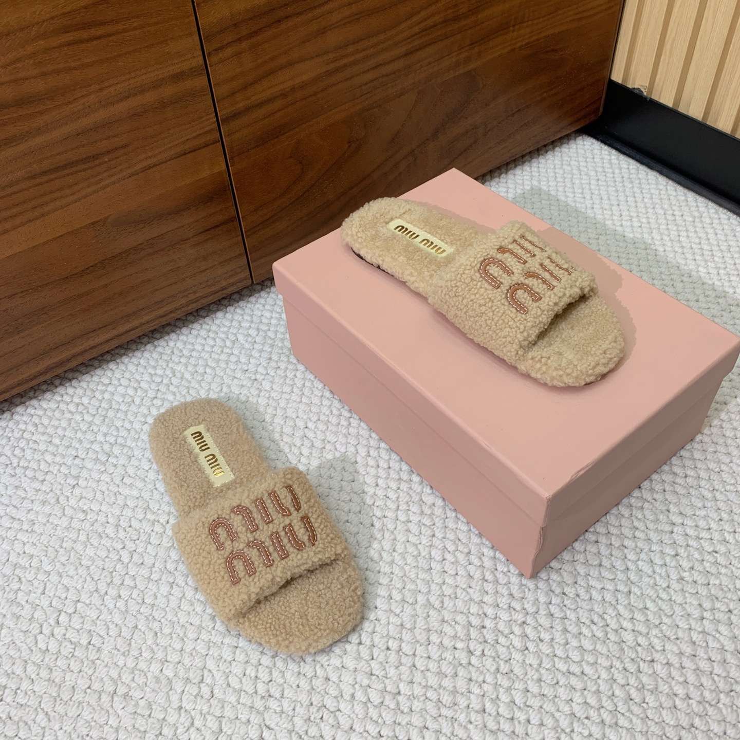 🔸MiuM*u🔸明星同款平底居家毛毛拖鞋。出现在各大时装杂志封面，闭眼入都是不会后悔·上脚非常舒服超舒适