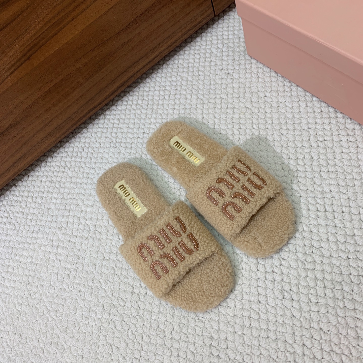 🔸MiuM*u🔸明星同款平底居家毛毛拖鞋。出现在各大时装杂志封面，闭眼入都是不会后悔·上脚非常舒服超舒适