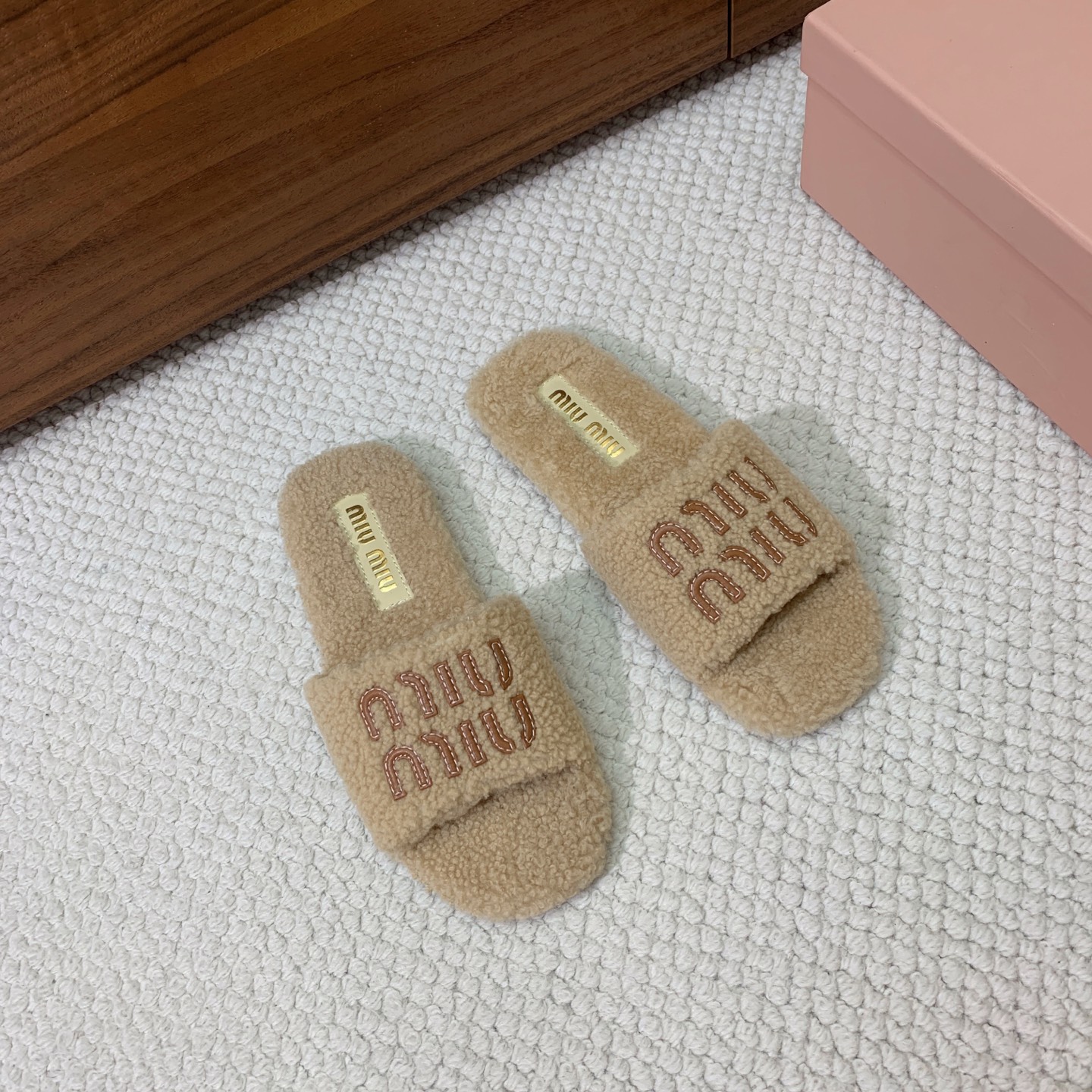 🔸MiuM*u🔸明星同款平底居家毛毛拖鞋。出现在各大时装杂志封面，闭眼入都是不会后悔·上脚非常舒服超舒适