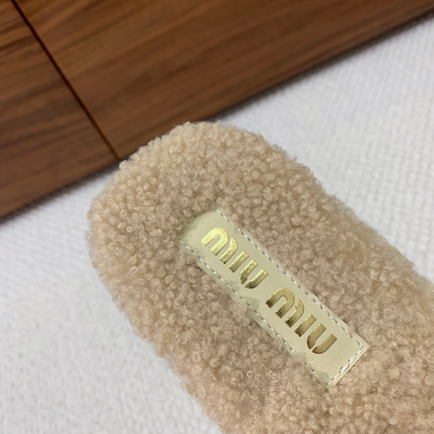 🔸MiuM*u🔸明星同款平底居家毛毛拖鞋。出现在各大时装杂志封面，闭眼入都是不会后悔·上脚非常舒服超舒适