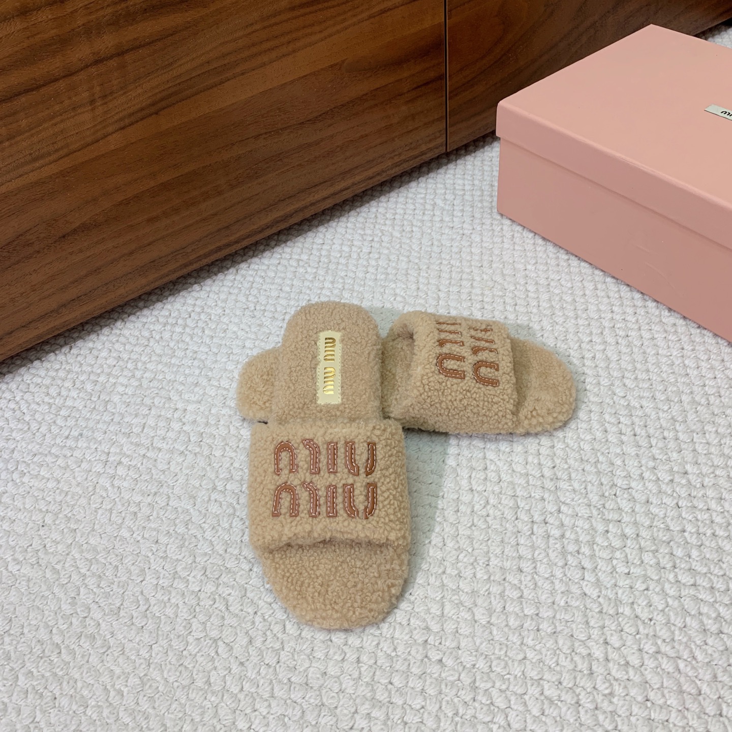 🔸MiuM*u🔸明星同款平底居家毛毛拖鞋。出现在各大时装杂志封面，闭眼入都是不会后悔·上脚非常舒服超舒适