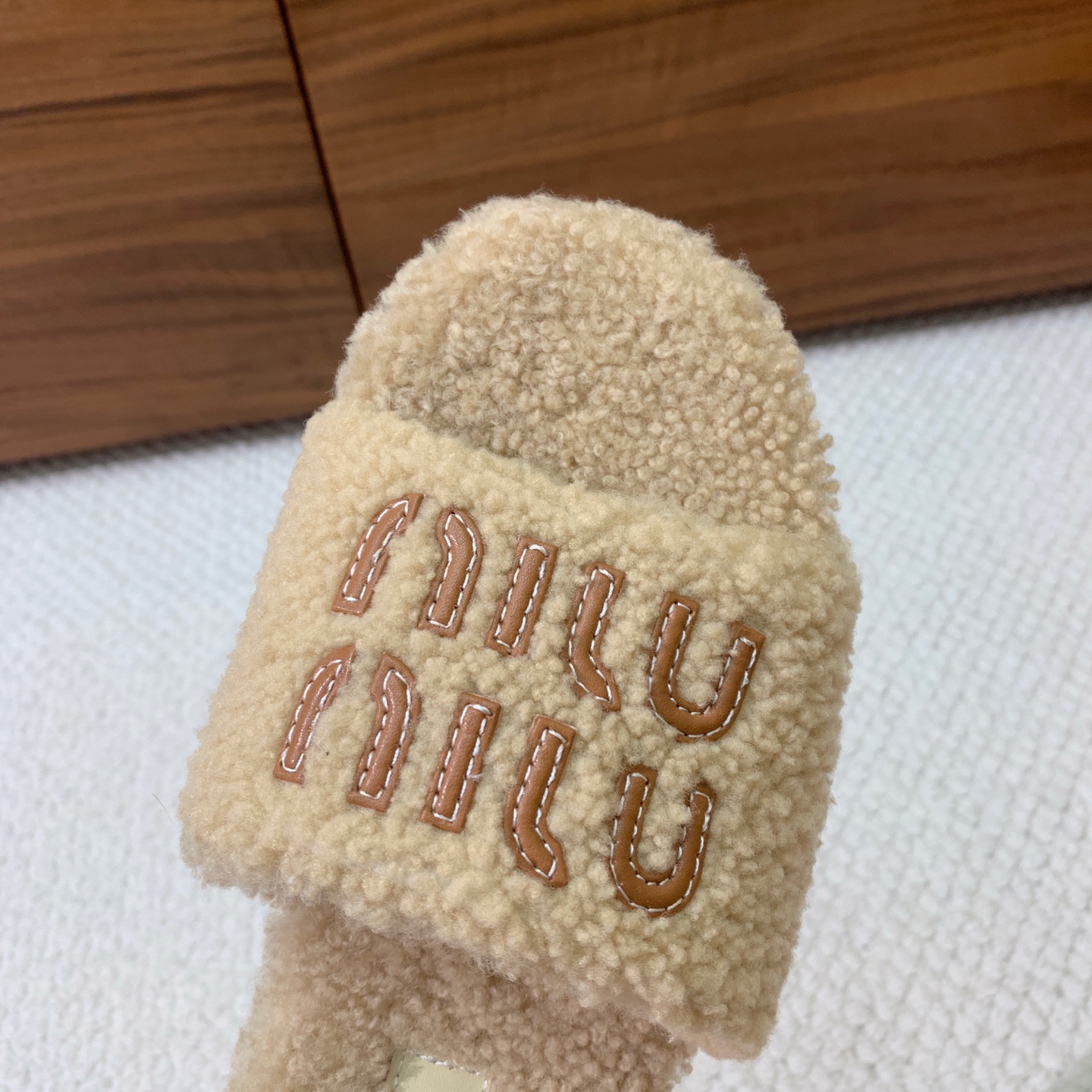 🔸MiuM*u🔸明星同款平底居家毛毛拖鞋。出现在各大时装杂志封面，闭眼入都是不会后悔·上脚非常舒服超舒适