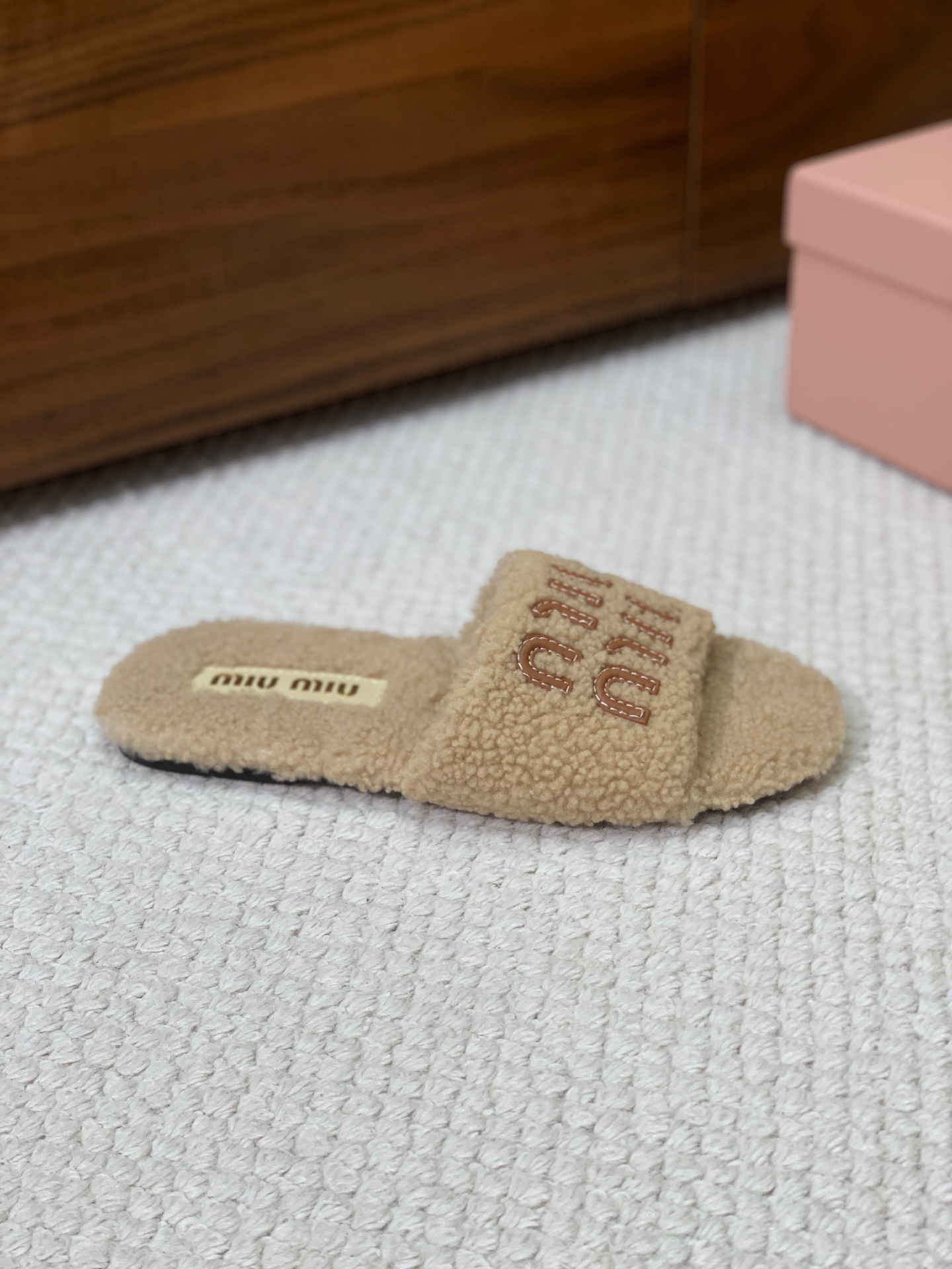 🔸MiuM*u🔸明星同款平底居家毛毛拖鞋。出现在各大时装杂志封面，闭眼入都是不会后悔·上脚非常舒服超舒适