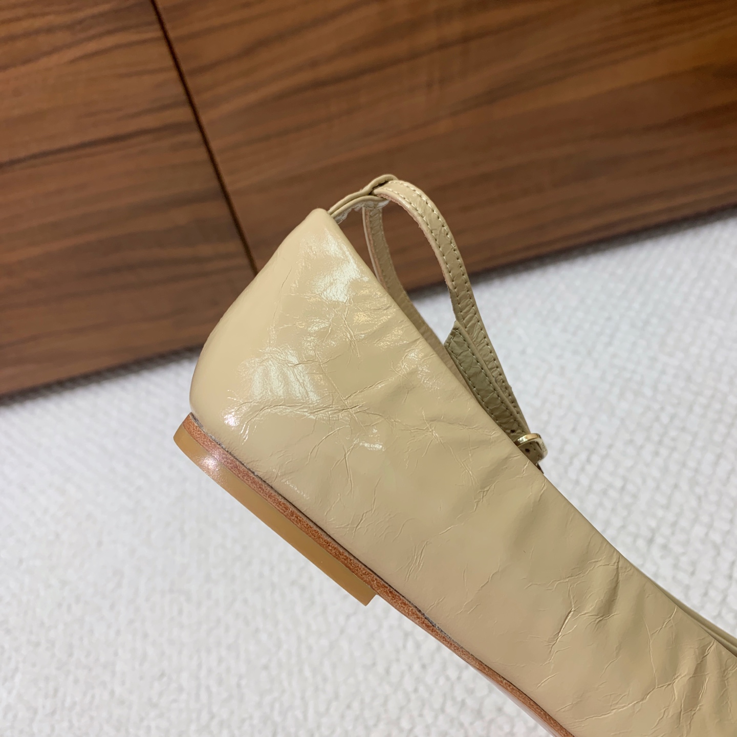 🔸Chan*l🔸山茶花单鞋。超多网红博主穿搭，绝对是凹造型神器。鞋面皱油蜡皮。羊皮垫脚，真皮大底。码数：