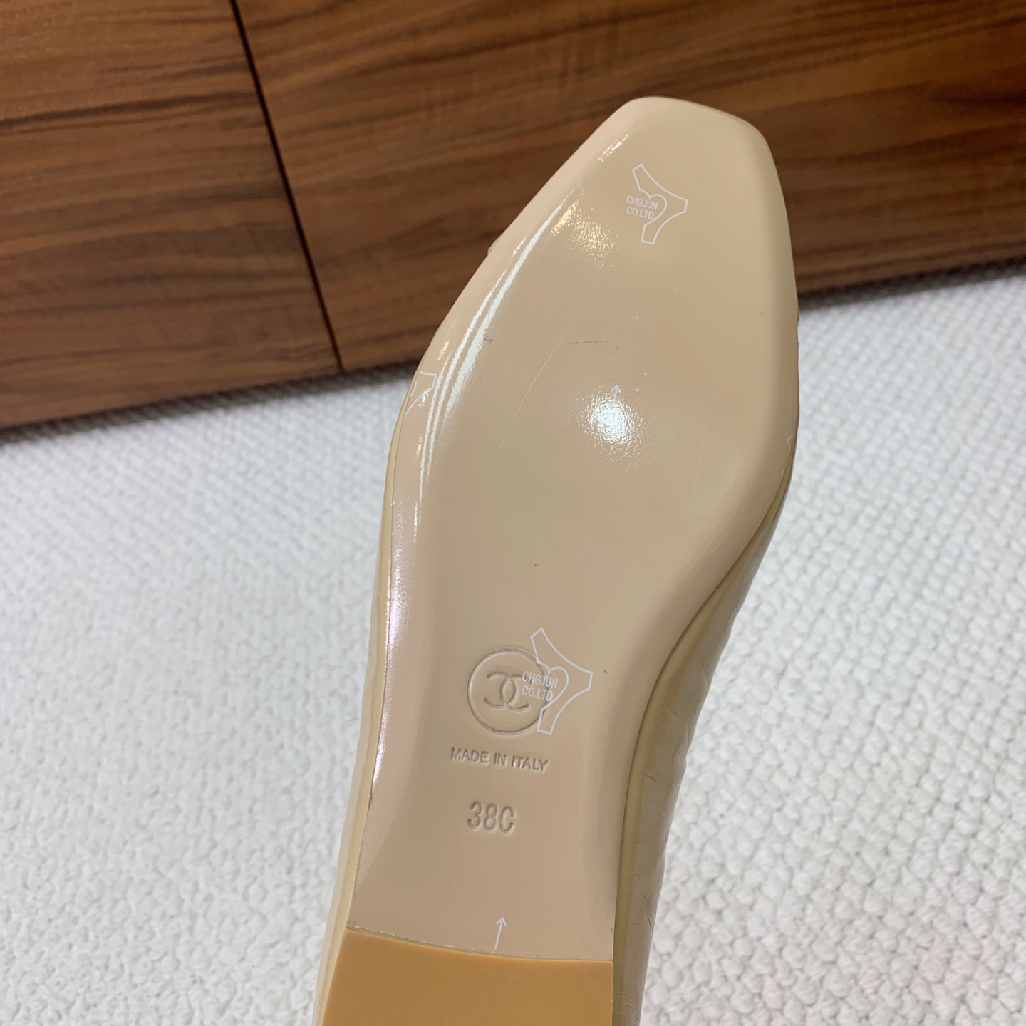 🔸Chan*l🔸山茶花单鞋。超多网红博主穿搭，绝对是凹造型神器。鞋面皱油蜡皮。羊皮垫脚，真皮大底。码数：