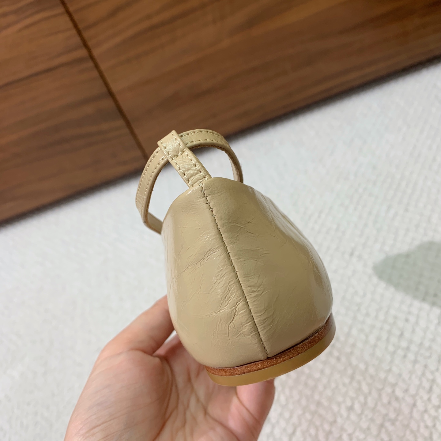 🔸Chan*l🔸山茶花单鞋。超多网红博主穿搭，绝对是凹造型神器。鞋面皱油蜡皮。羊皮垫脚，真皮大底。码数：