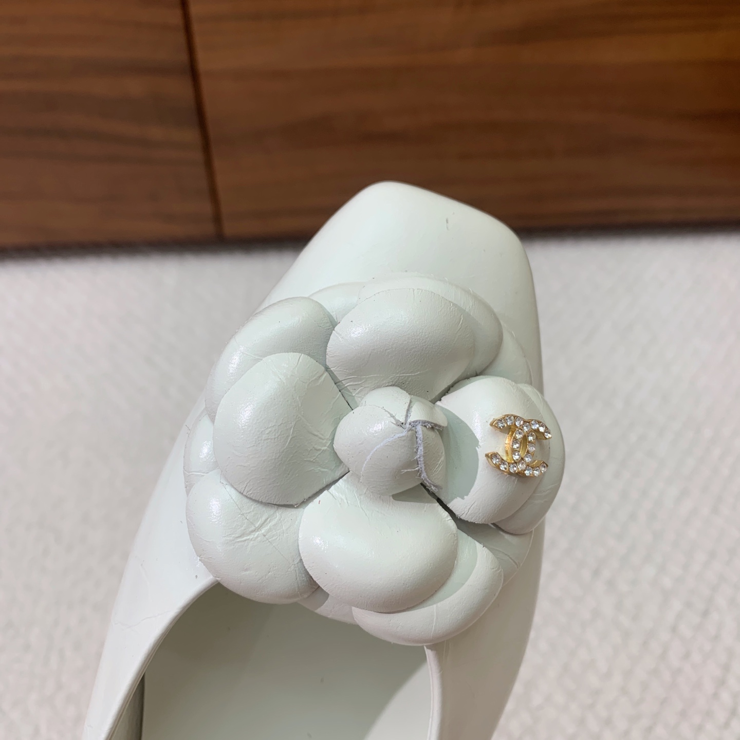 🔸Chan*l🔸山茶花单鞋。超多网红博主穿搭，绝对是凹造型神器。鞋面皱油蜡皮。羊皮垫脚，真皮大底。码数：