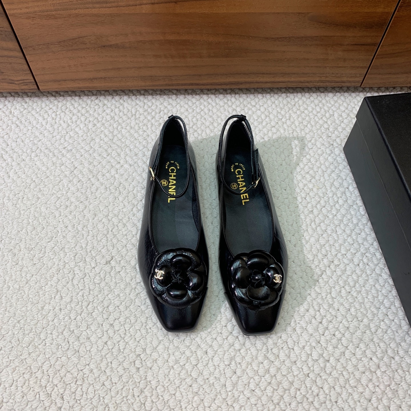 NO:559328,Chan*l camellia shoes. Worn by many Internet celebrity bloggers, they are definitely a concave-shaped artifact. The upper is wrinkled oil wax leather. Sheepskin feet, genuine leather outsole. Size 35-40 (40 customizations are non-refundable). Batch, single shoes, chanel, sheepskin, Leather soles19860909Chan*l山茶花单鞋.超多网红博主穿搭,绝对是凹造型神器.鞋面皱油蜡皮.羊皮垫脚,真皮大底. 码数35-40（40定制不退换） 批,单鞋,chanel,sheepskin,Leather soles,Women's Shoes