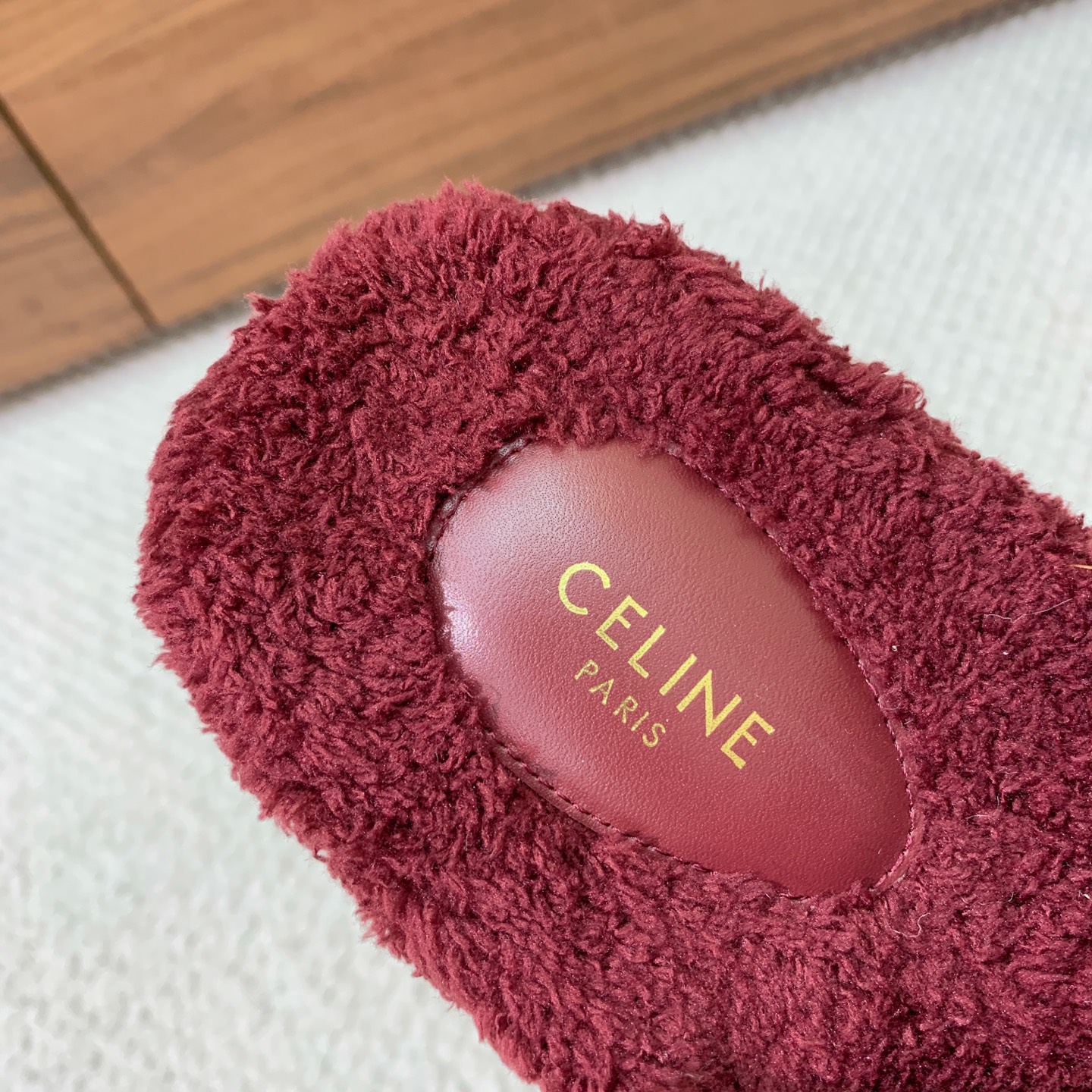 🔸CELI*E🔸毛毛拖鞋。鞋面原版一致的毛巾布。大底我们选用的是与原版一样的TPU材质底片耐磨防滑！！码