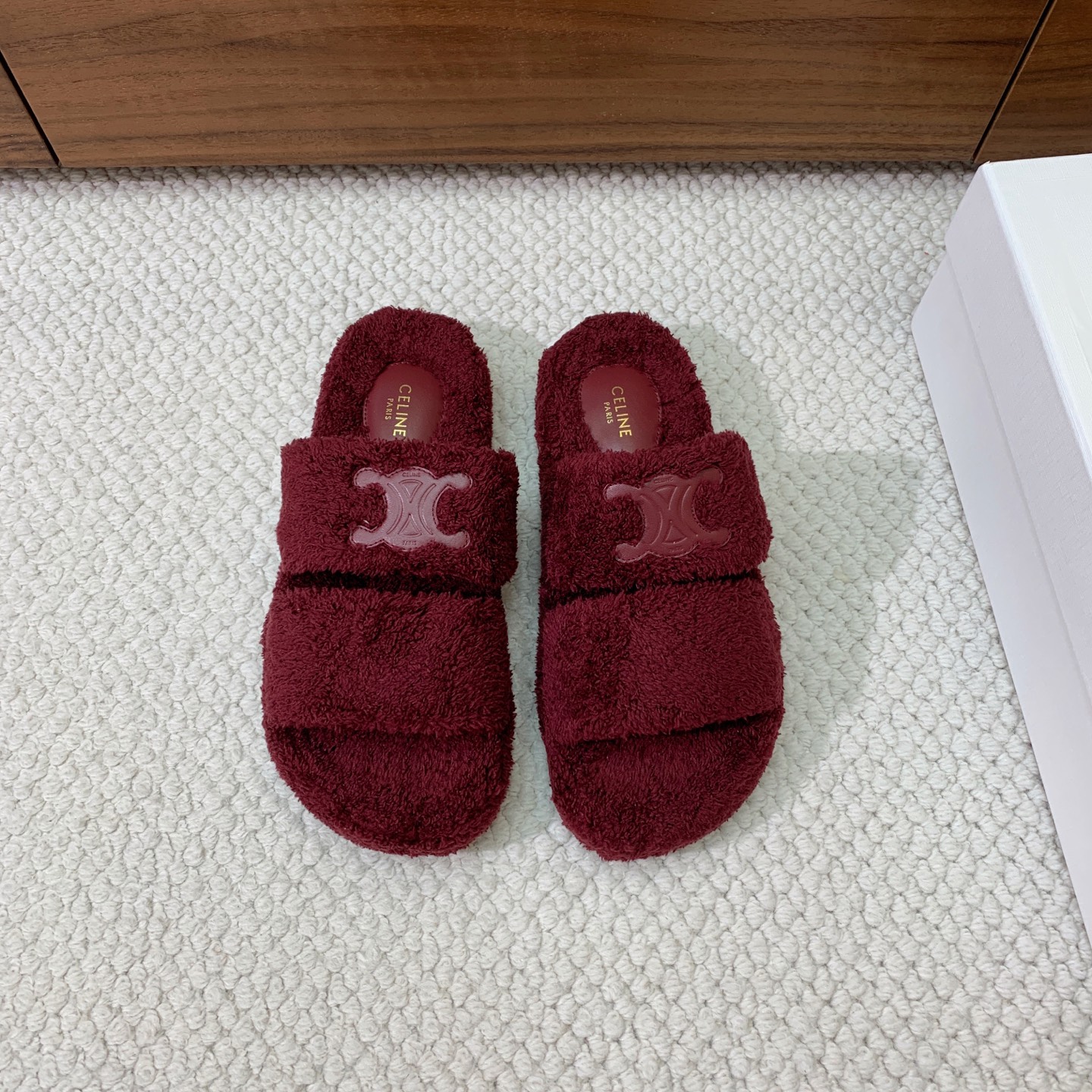 🔸CELI*E🔸毛毛拖鞋。鞋面原版一致的毛巾布。大底我们选用的是与原版一样的TPU材质底片耐磨防滑！！码