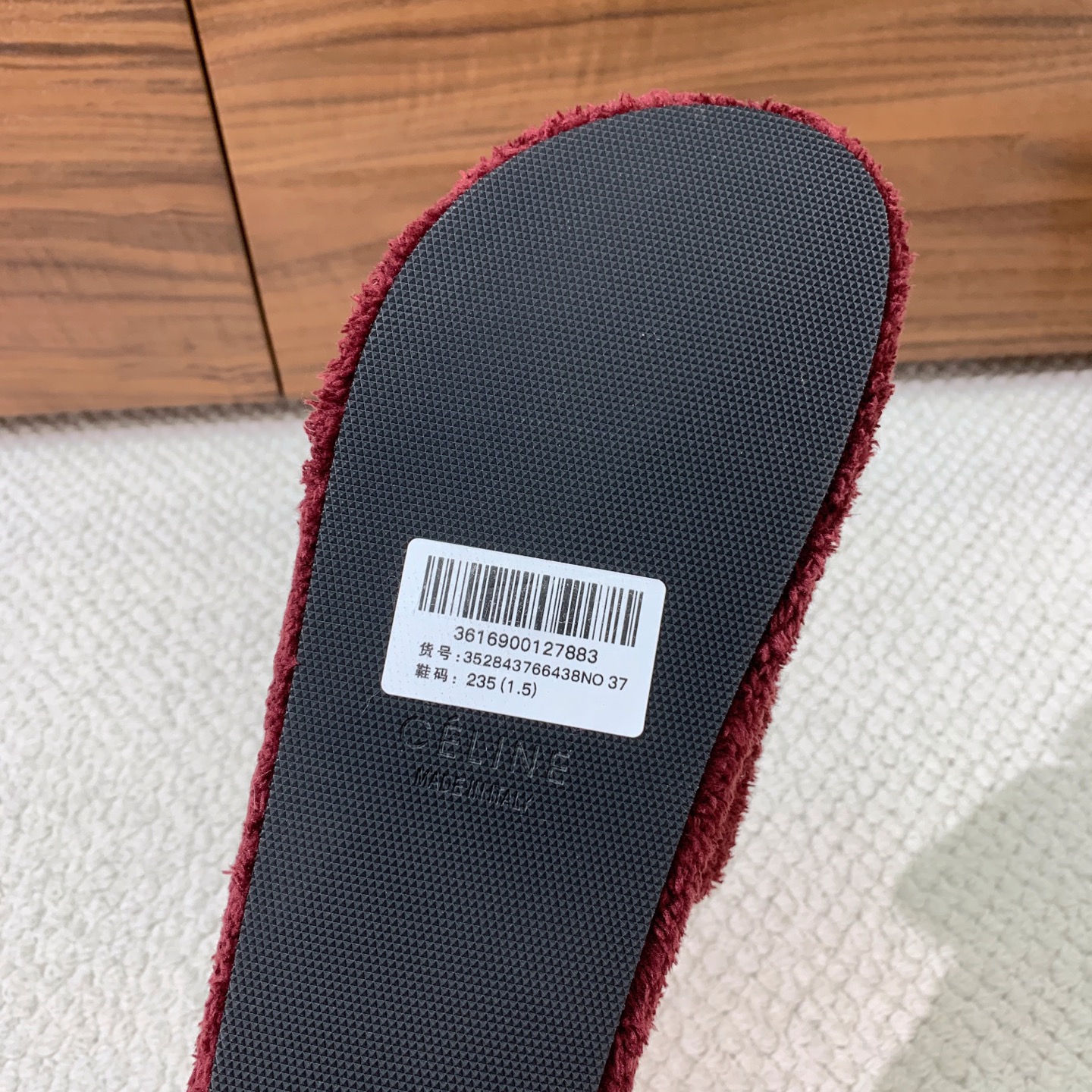 🔸CELI*E🔸毛毛拖鞋。鞋面原版一致的毛巾布。大底我们选用的是与原版一样的TPU材质底片耐磨防滑！！码