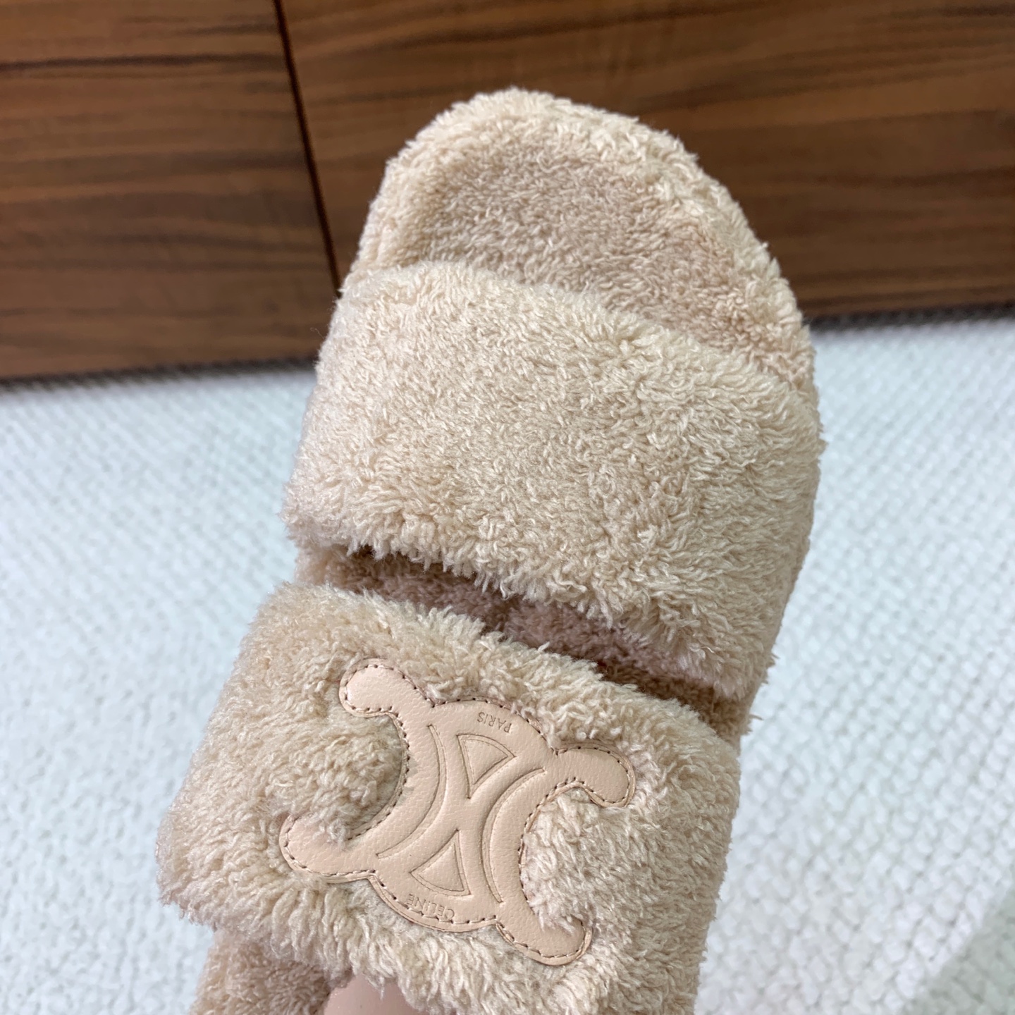 🔸CELI*E🔸毛毛拖鞋。鞋面原版一致的毛巾布。大底我们选用的是与原版一样的TPU材质底片耐磨防滑！！码