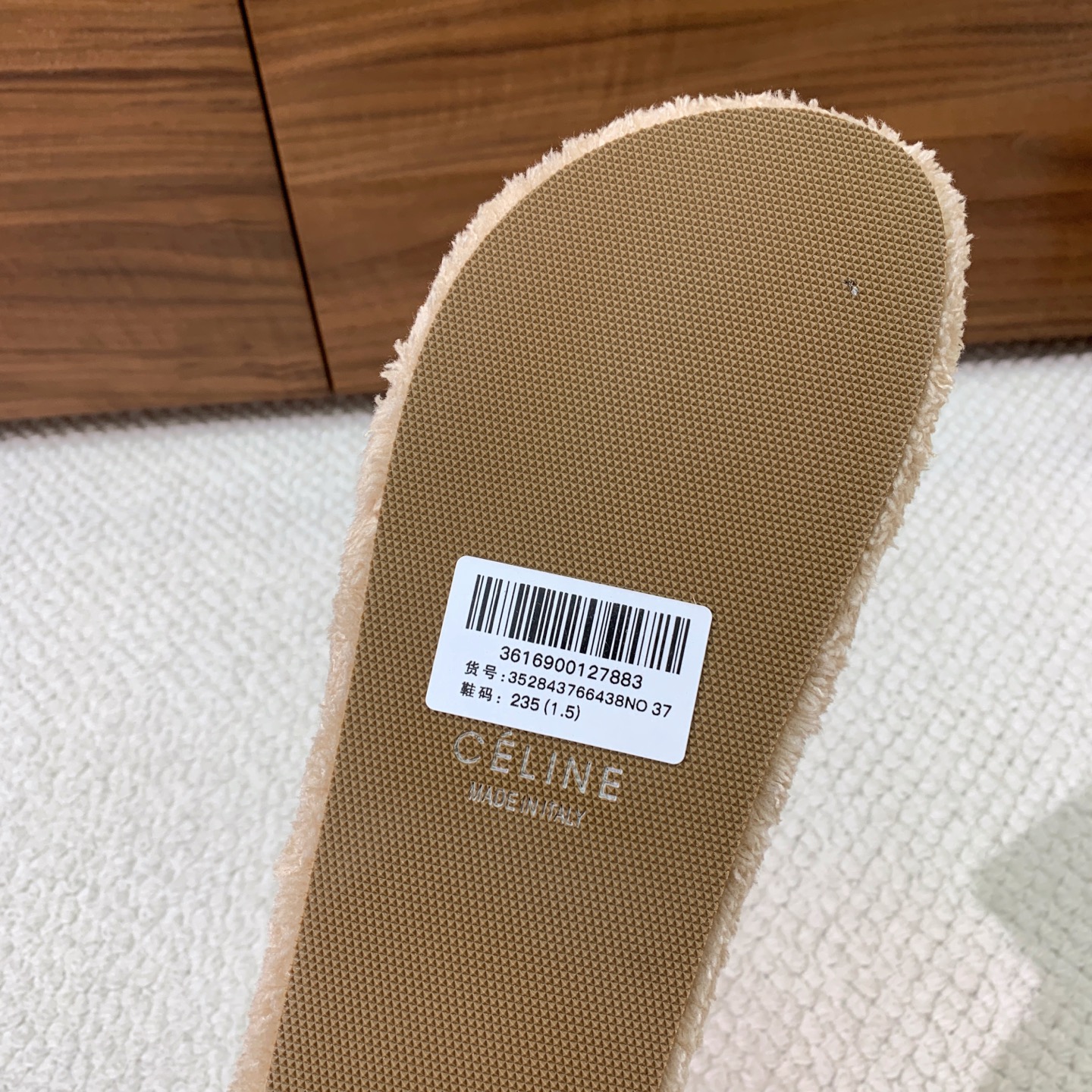 🔸CELI*E🔸毛毛拖鞋。鞋面原版一致的毛巾布。大底我们选用的是与原版一样的TPU材质底片耐磨防滑！！码