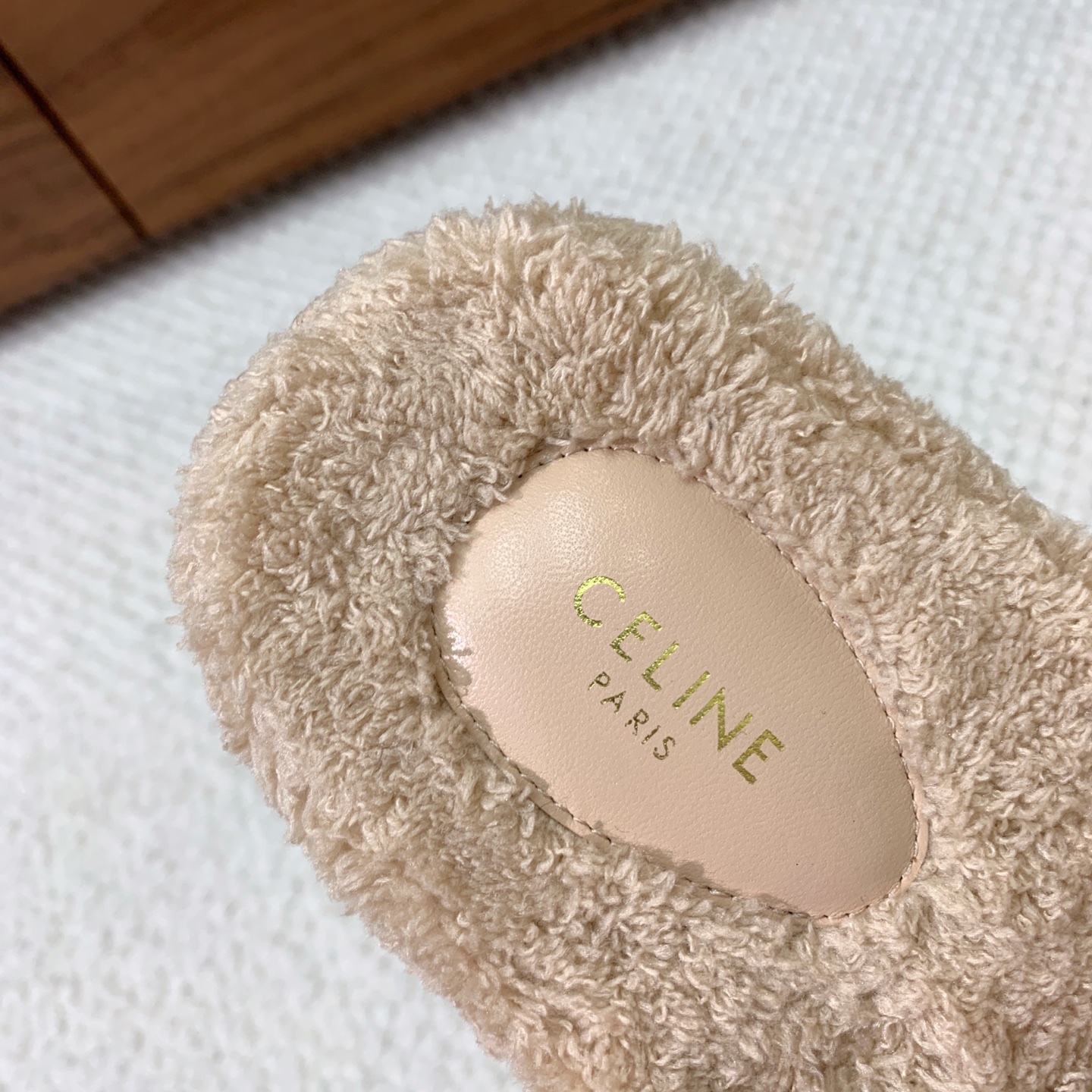 🔸CELI*E🔸毛毛拖鞋。鞋面原版一致的毛巾布。大底我们选用的是与原版一样的TPU材质底片耐磨防滑！！码