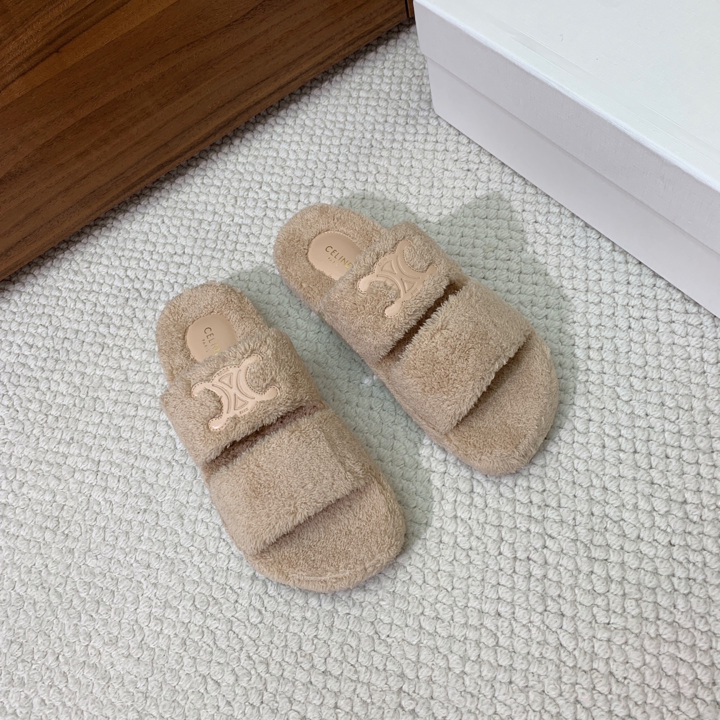 🔸CELI*E🔸毛毛拖鞋。鞋面原版一致的毛巾布。大底我们选用的是与原版一样的TPU材质底片耐磨防滑！！码